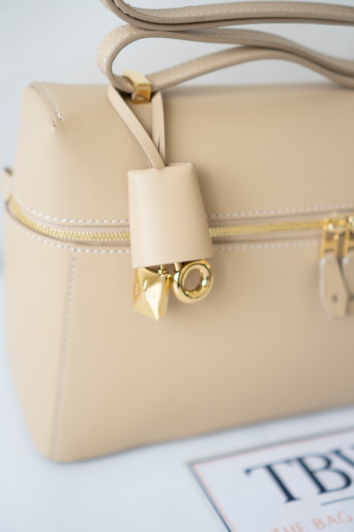 Extra Bag L27 – Light Mastic Smooth Calfskin with Gold Hardware