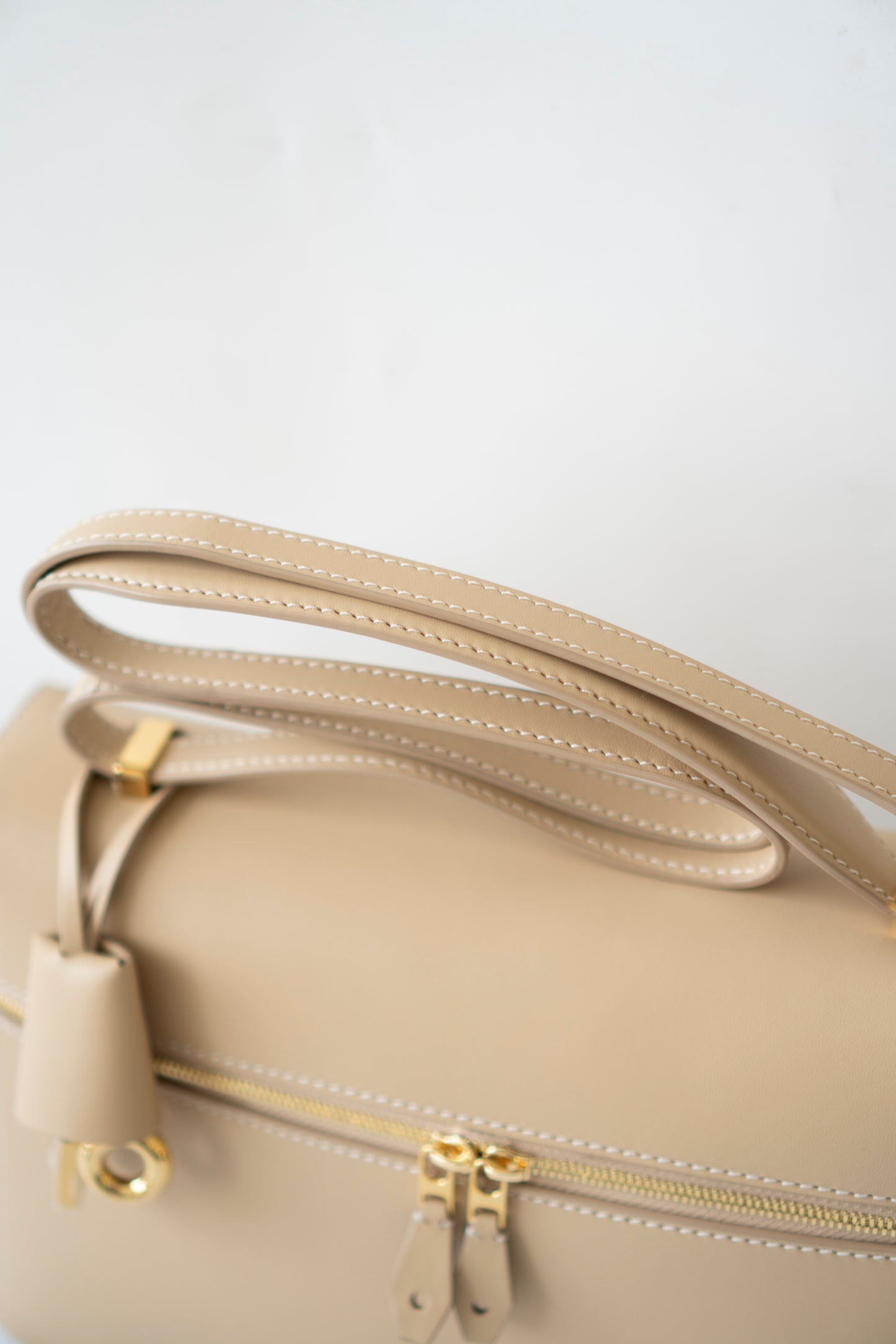 Extra Bag L27 – Light Mastic Smooth Calfskin with Gold Hardware