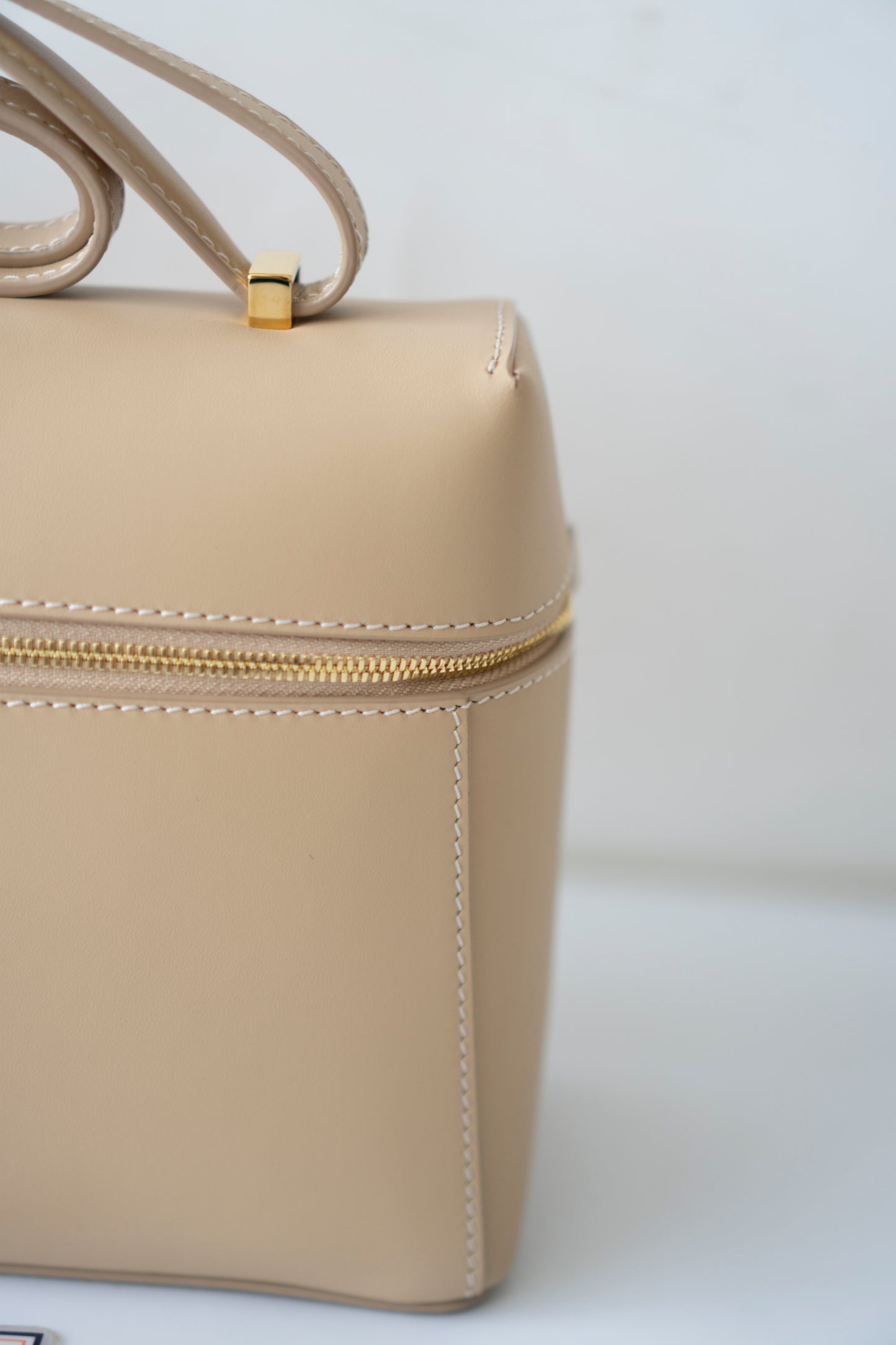 Extra Bag L27 – Light Mastic Smooth Calfskin with Gold Hardware