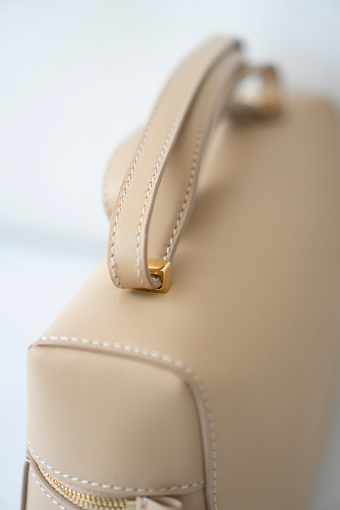 Extra Bag L27 – Light Mastic Smooth Calfskin with Gold Hardware