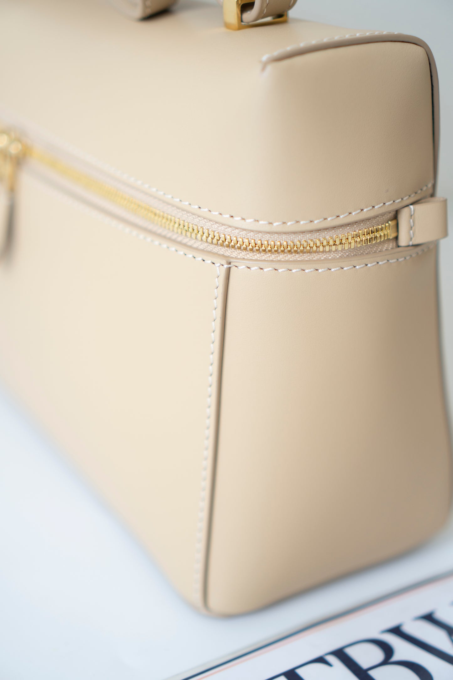 Extra Bag L27 – Light Mastic Smooth Calfskin with Gold Hardware