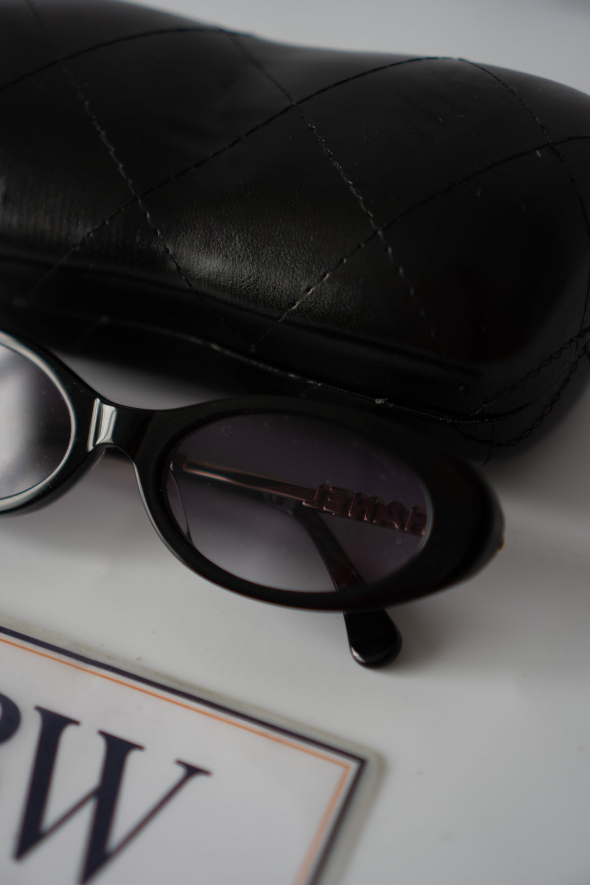 Oval Chain-Temple Sunglasses – Black & Gold