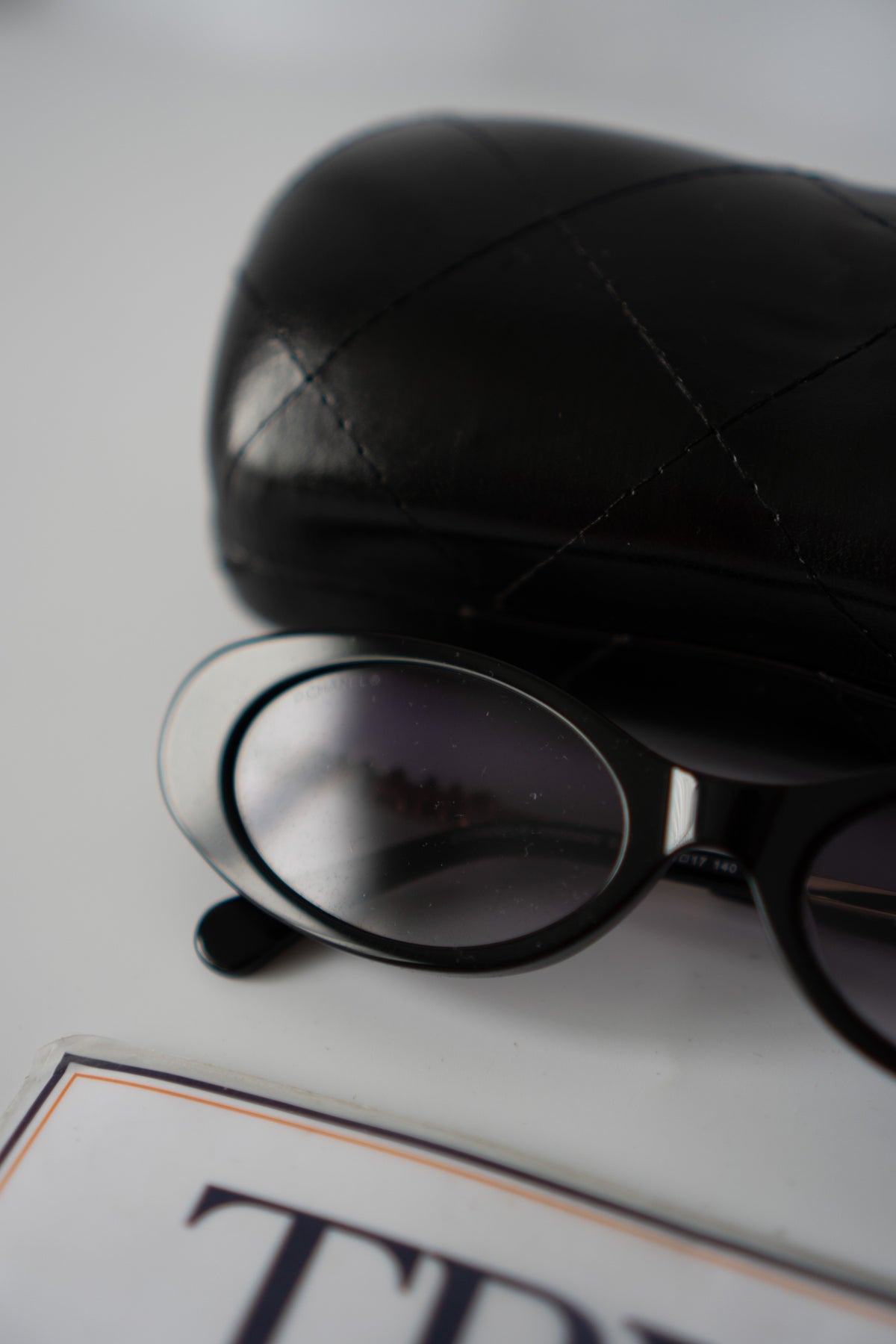 Oval Chain-Temple Sunglasses – Black & Gold
