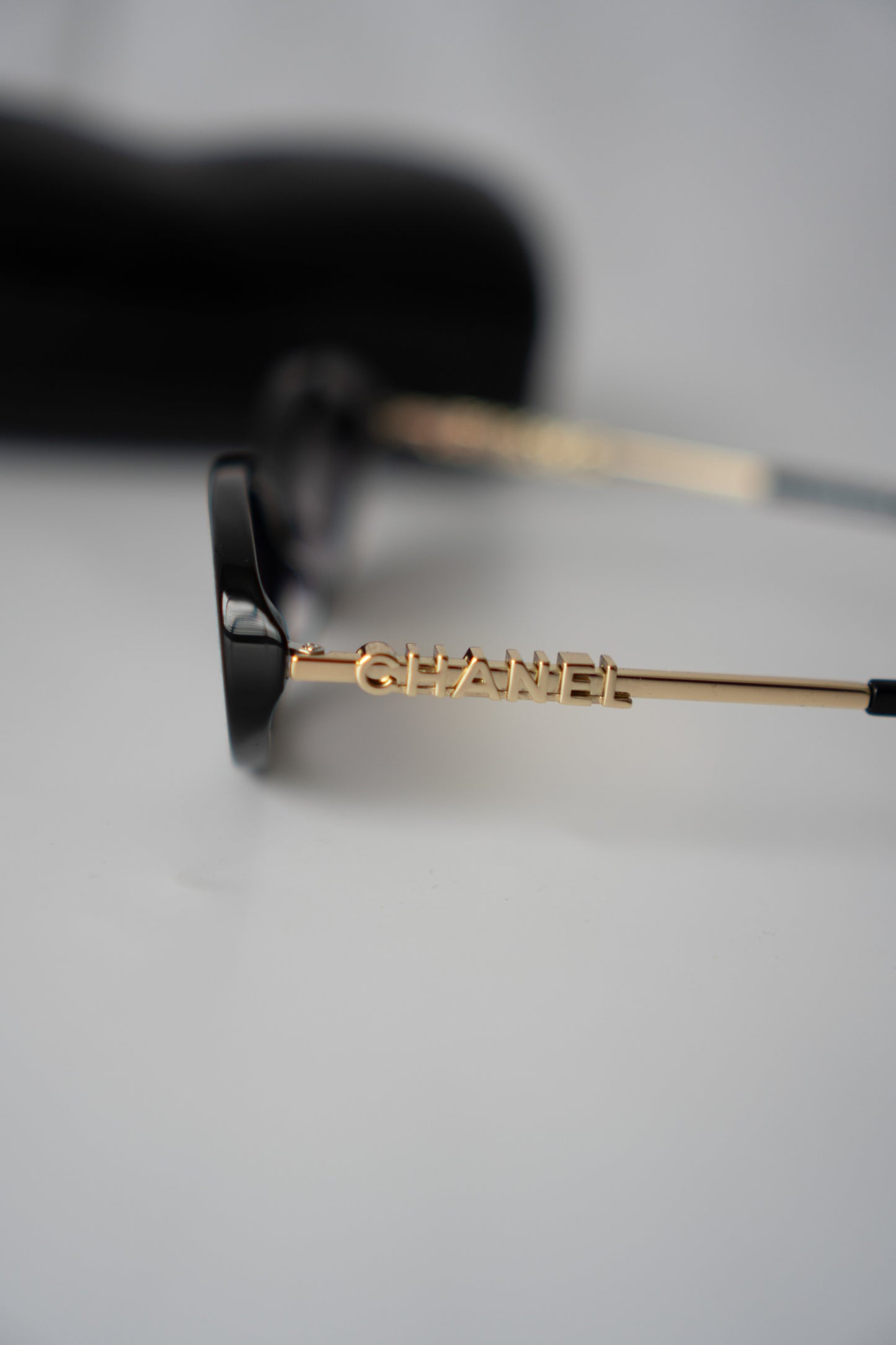 Oval Chain-Temple Sunglasses – Black & Gold