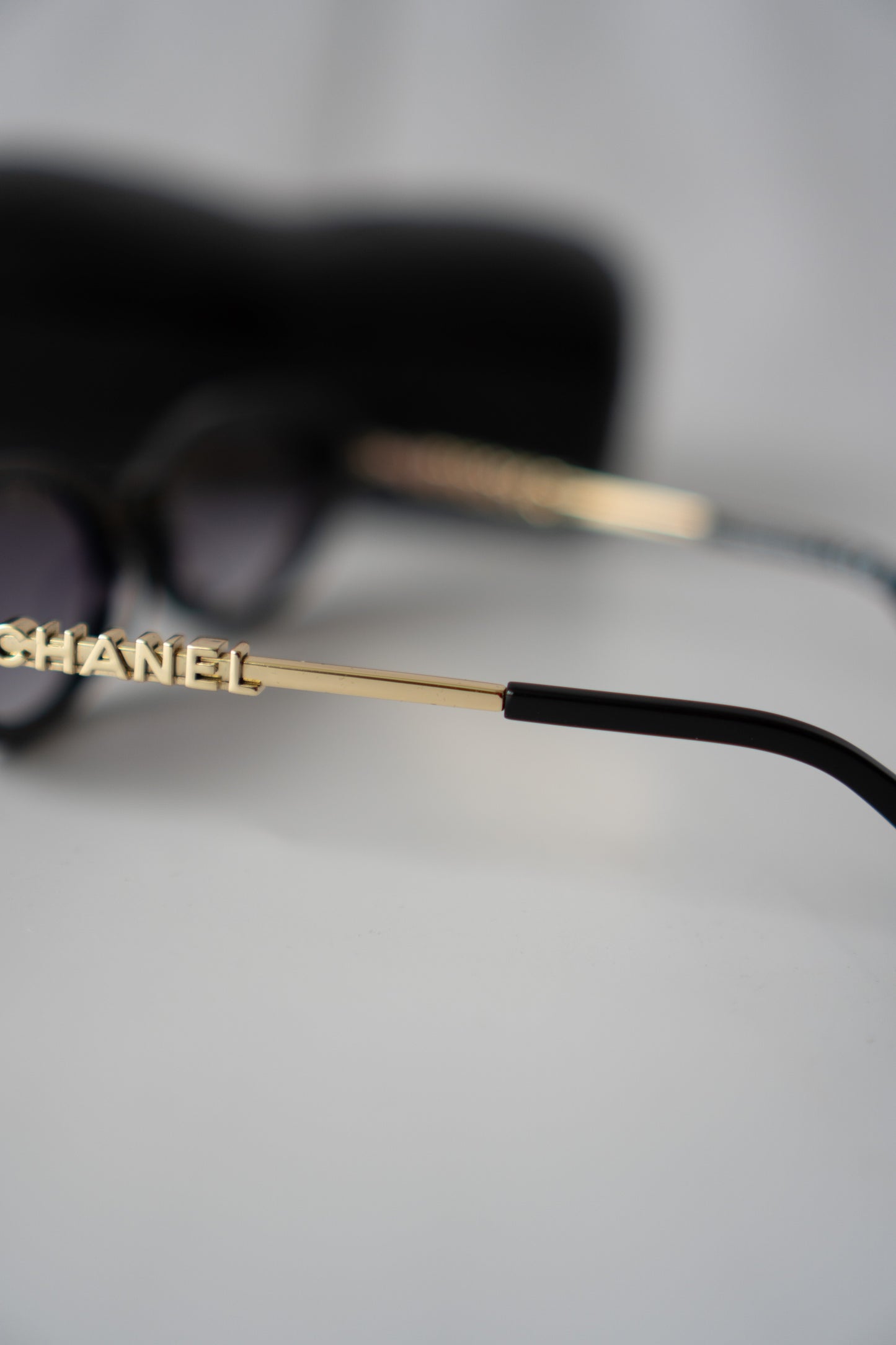 Oval Chain-Temple Sunglasses – Black & Gold