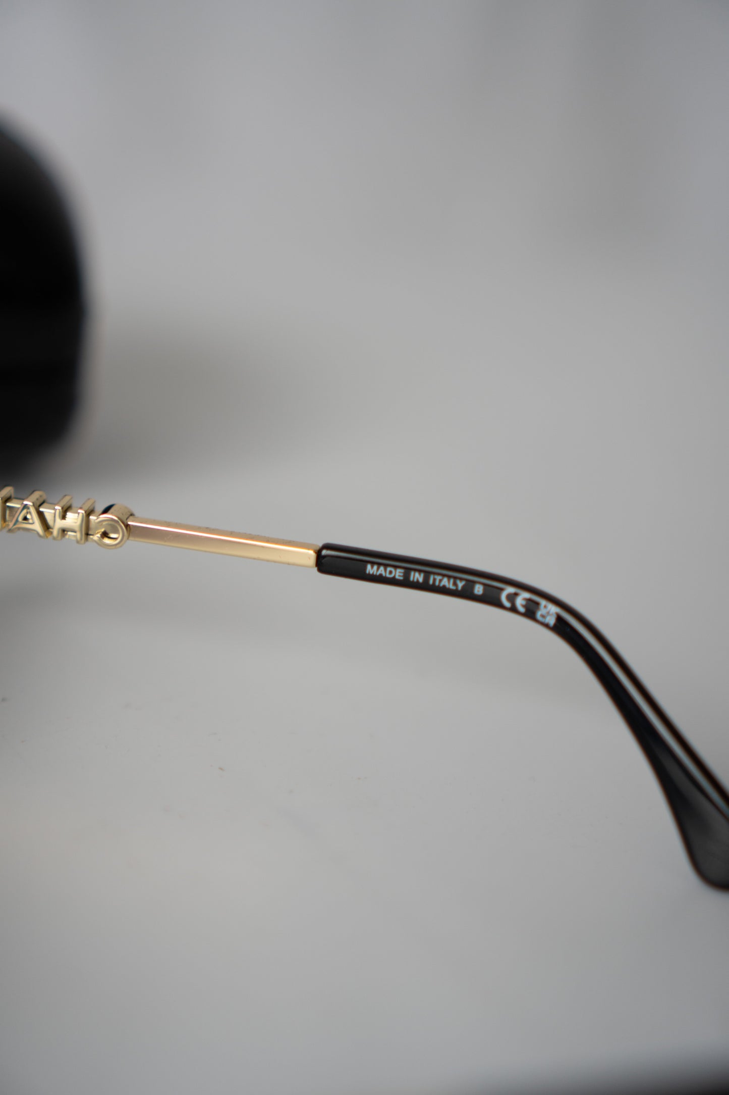Oval Chain-Temple Sunglasses – Black & Gold