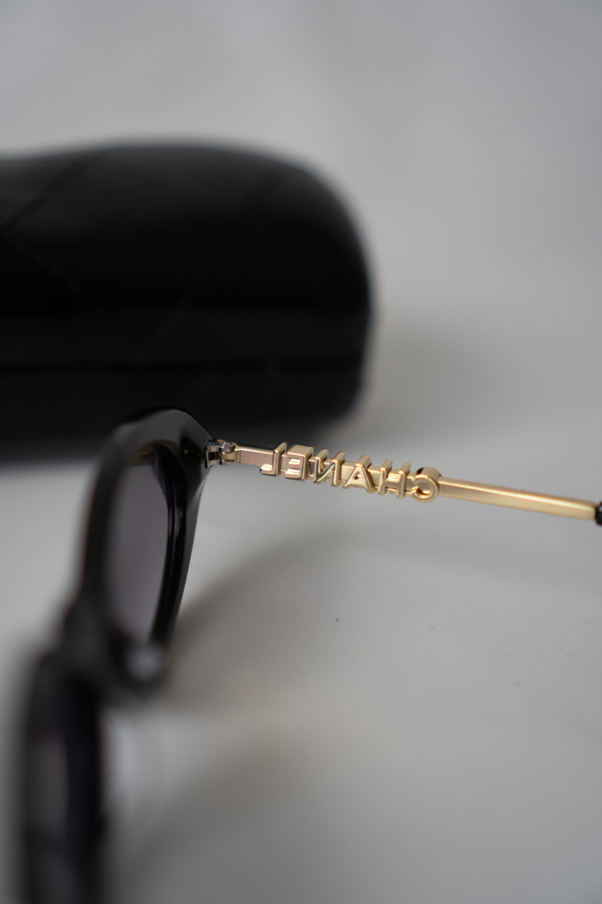 Oval Chain-Temple Sunglasses – Black & Gold