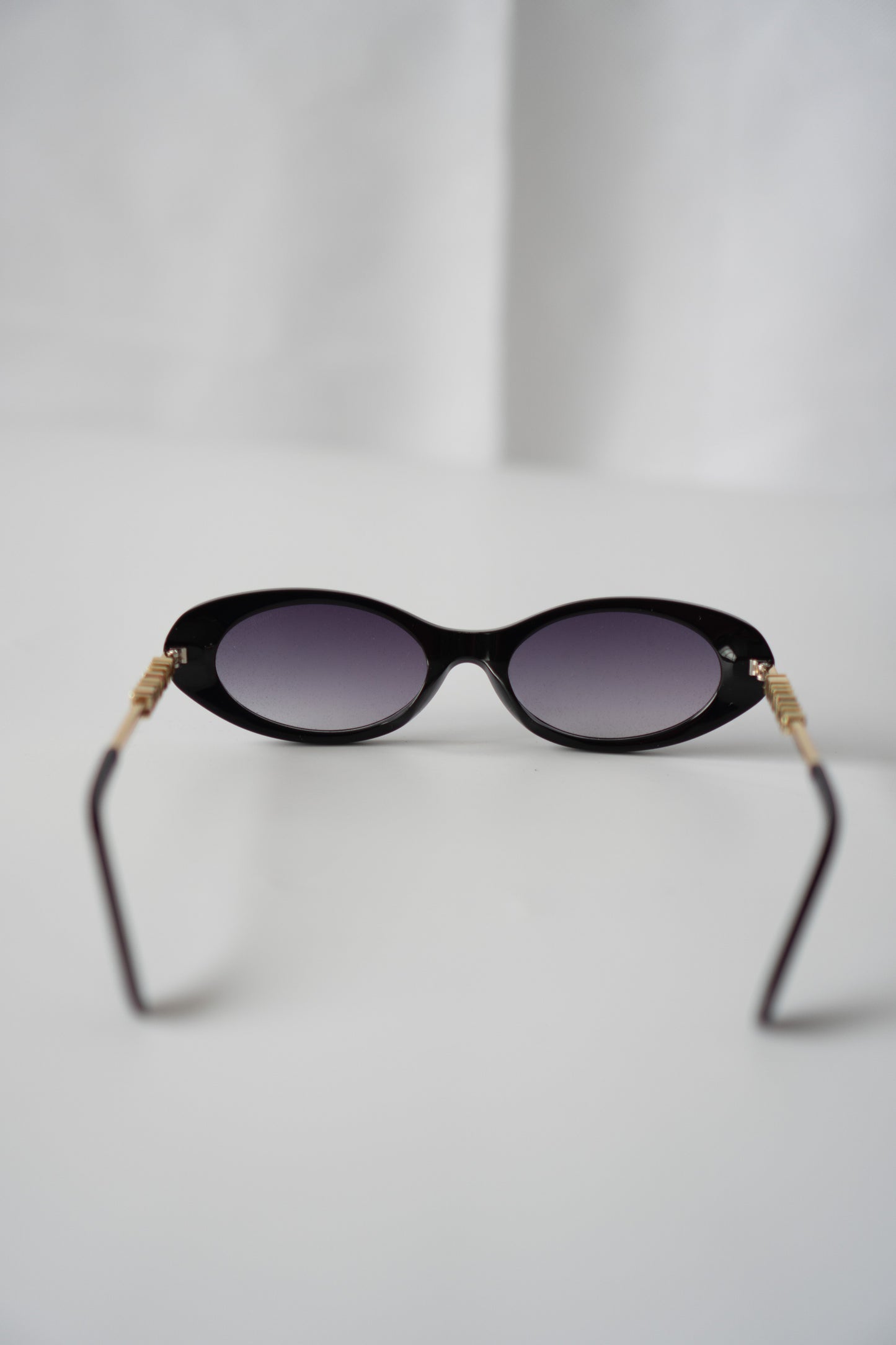 Oval Chain-Temple Sunglasses – Black & Gold
