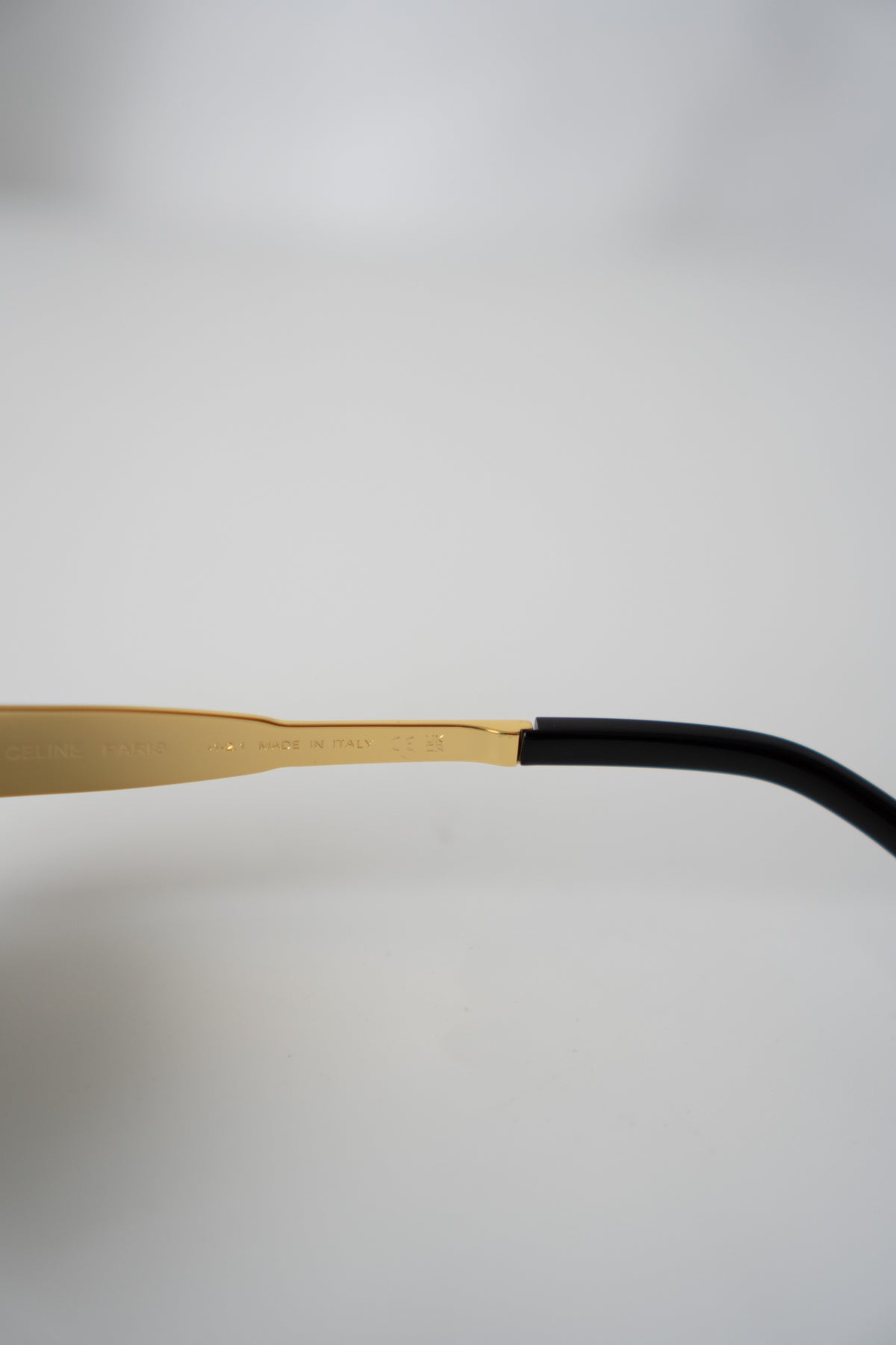 Metal Oval Sunglasses – Gold with Dark Lenses