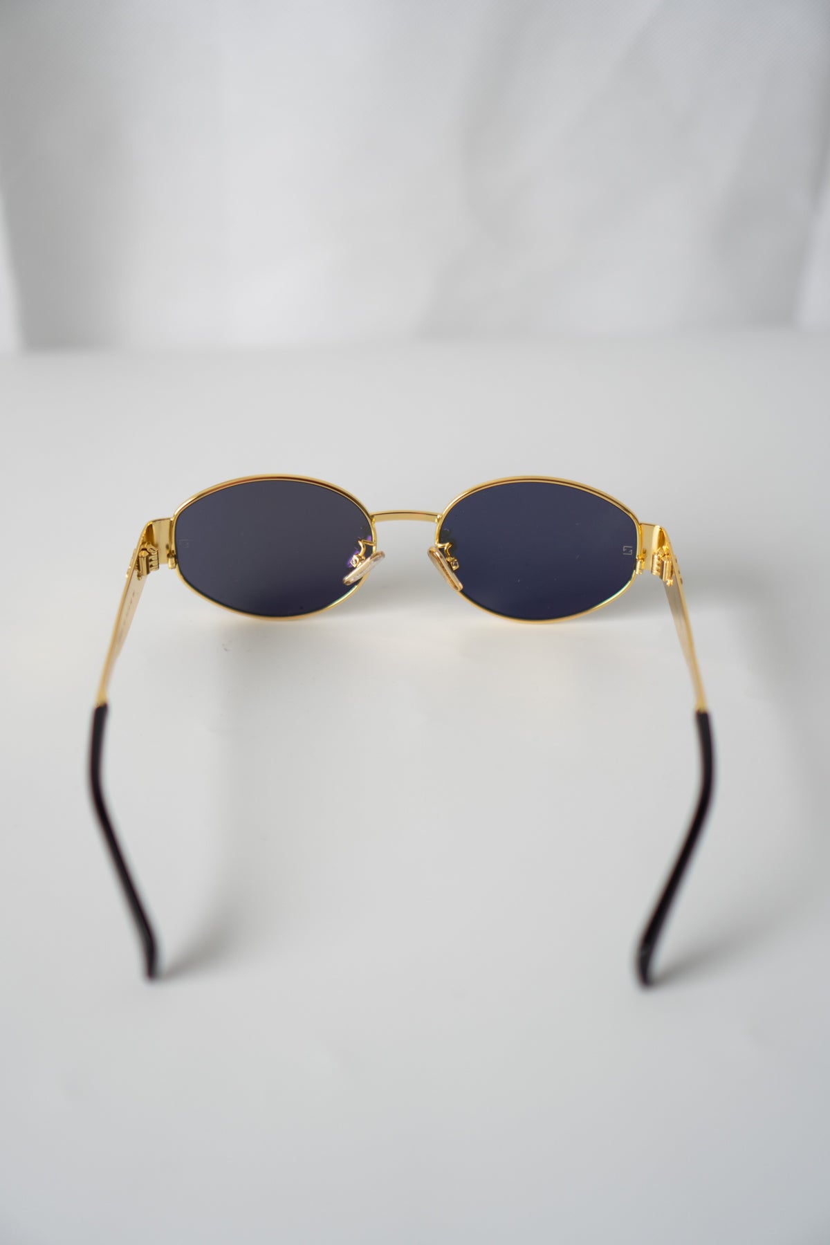 Metal Oval Sunglasses – Gold with Dark Lenses