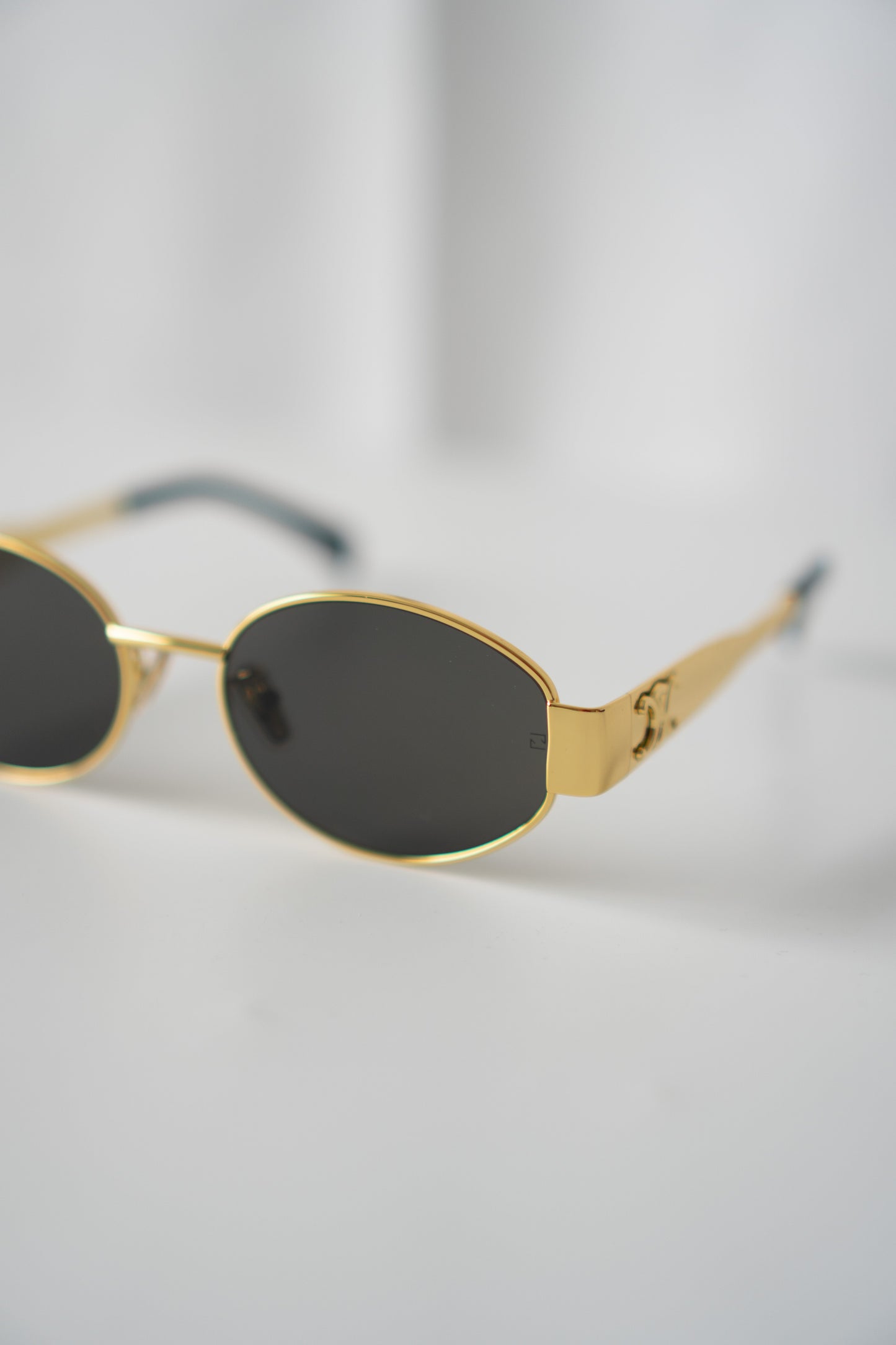 Metal Oval Sunglasses – Gold with Dark Lenses