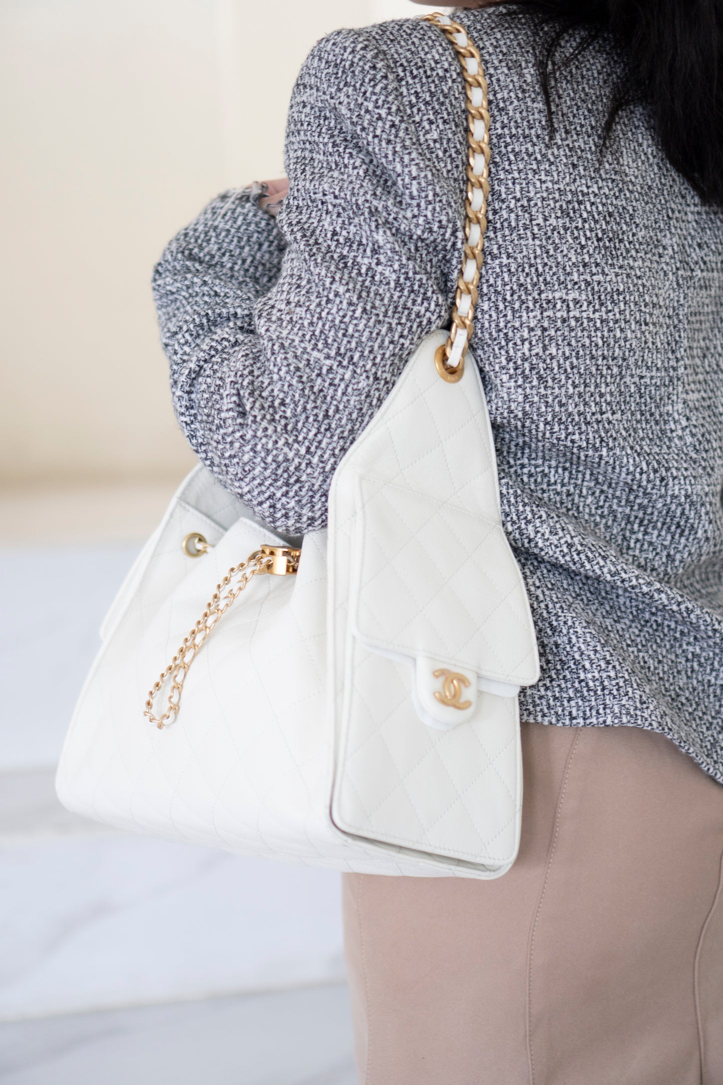 C25 Small – White Caviar Leather with Metal Drawstring Chain Strap