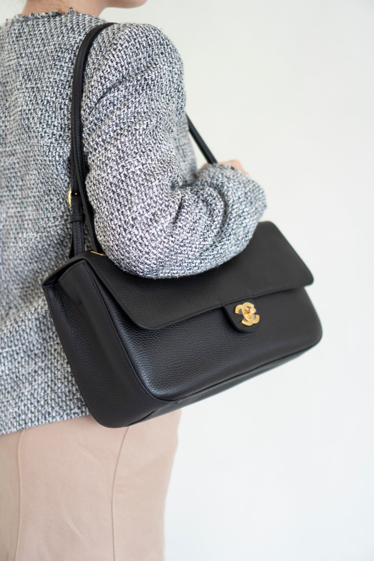 26S Souplissimo Jumbo Flap – Black Grained Calfskin with Gold Hardware