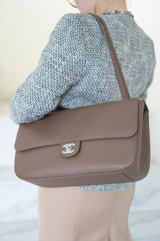 26S Souplissimo Jumbo Flap – Taupe Grained Calfskin with Silver Hardware