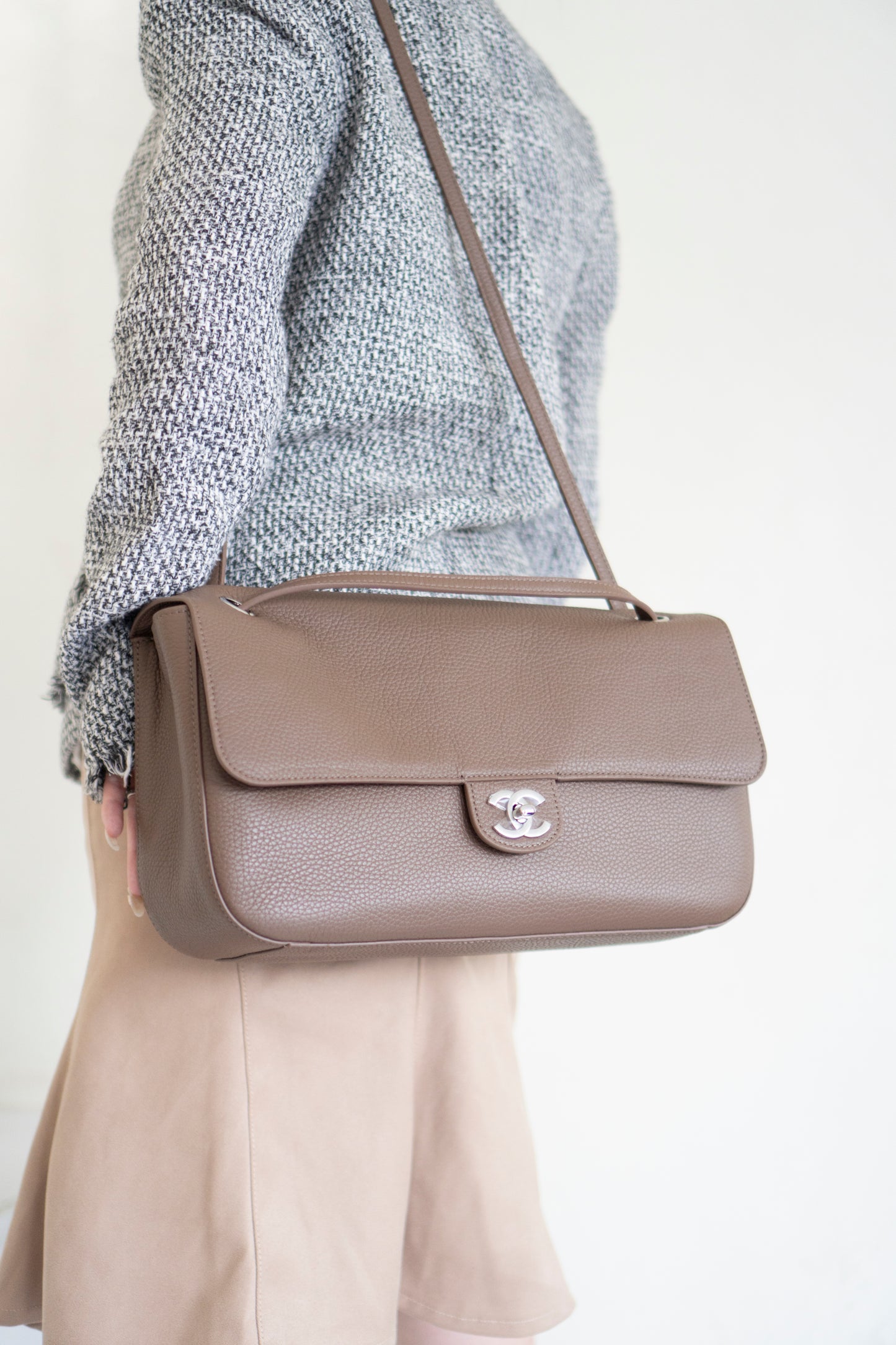 26S Souplissimo Jumbo Flap – Taupe Grained Calfskin with Silver Hardware