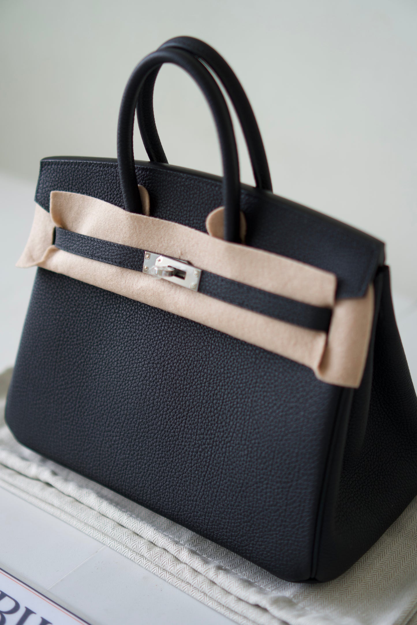 Birkin 25 – Noir Togo Leather with Palladium Hardware