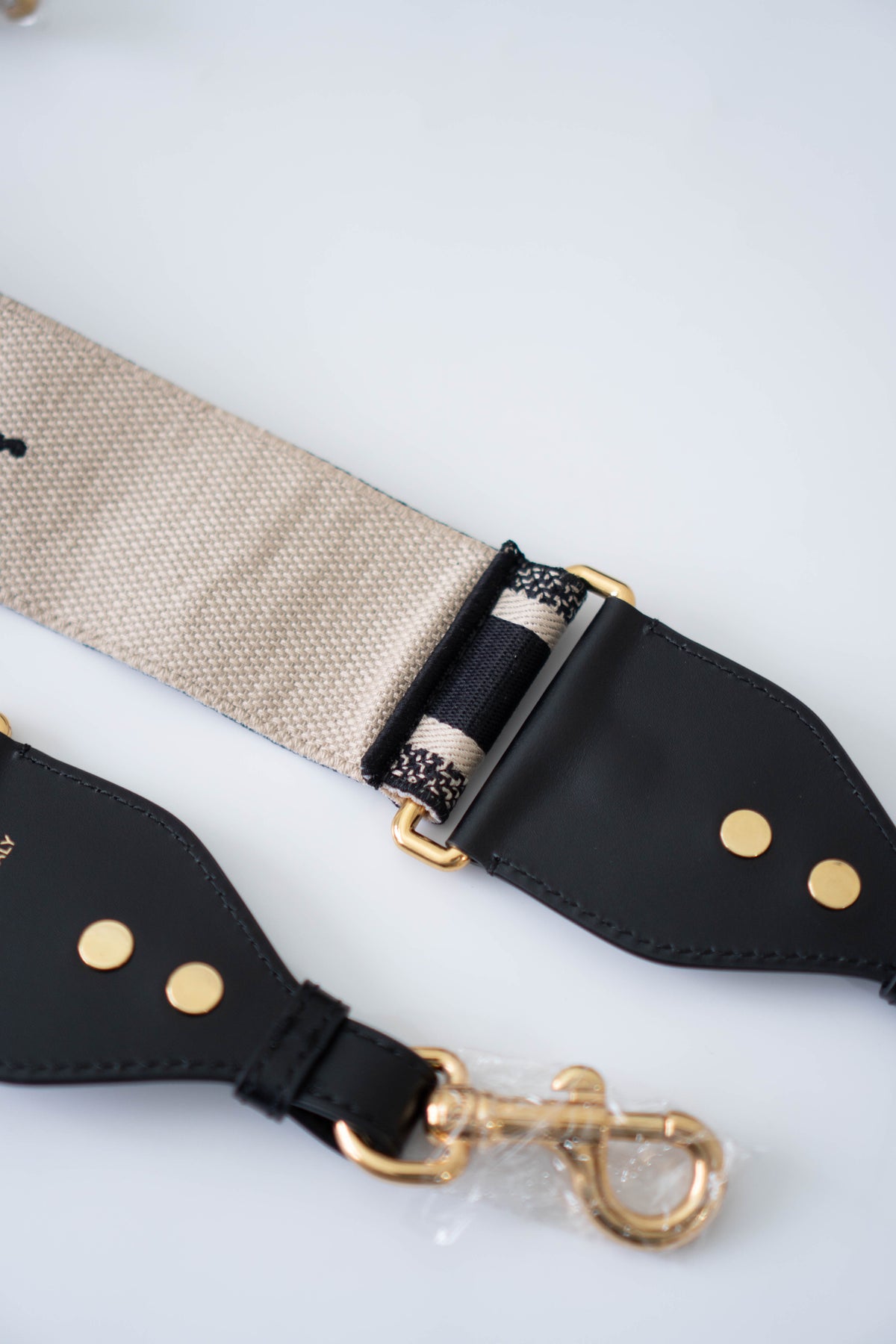 Saddle Medium Bag Single Flap – Black Grained Calfskin in Gold Hardware
