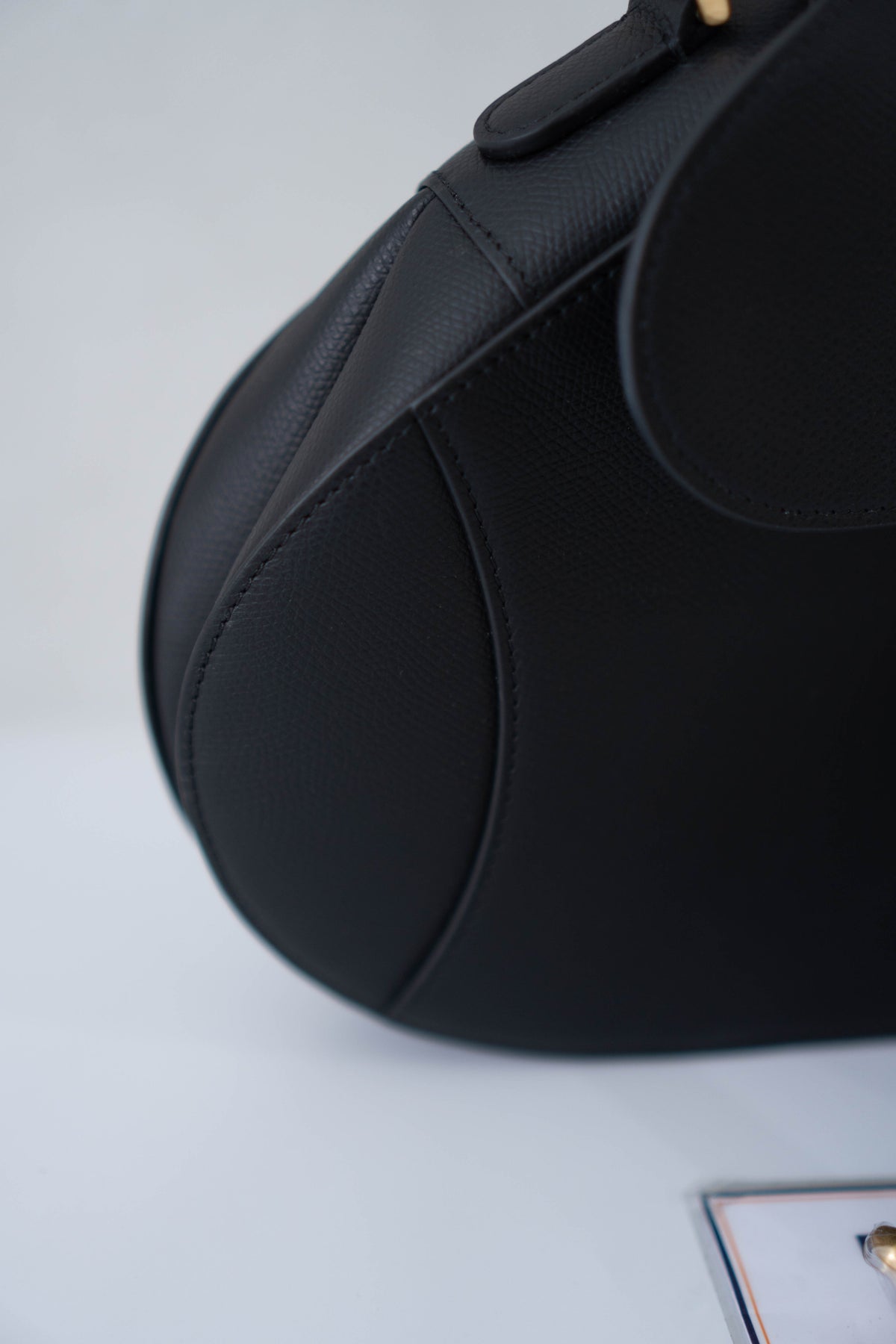 Saddle Medium Bag Single Flap – Black Grained Calfskin in Gold Hardware
