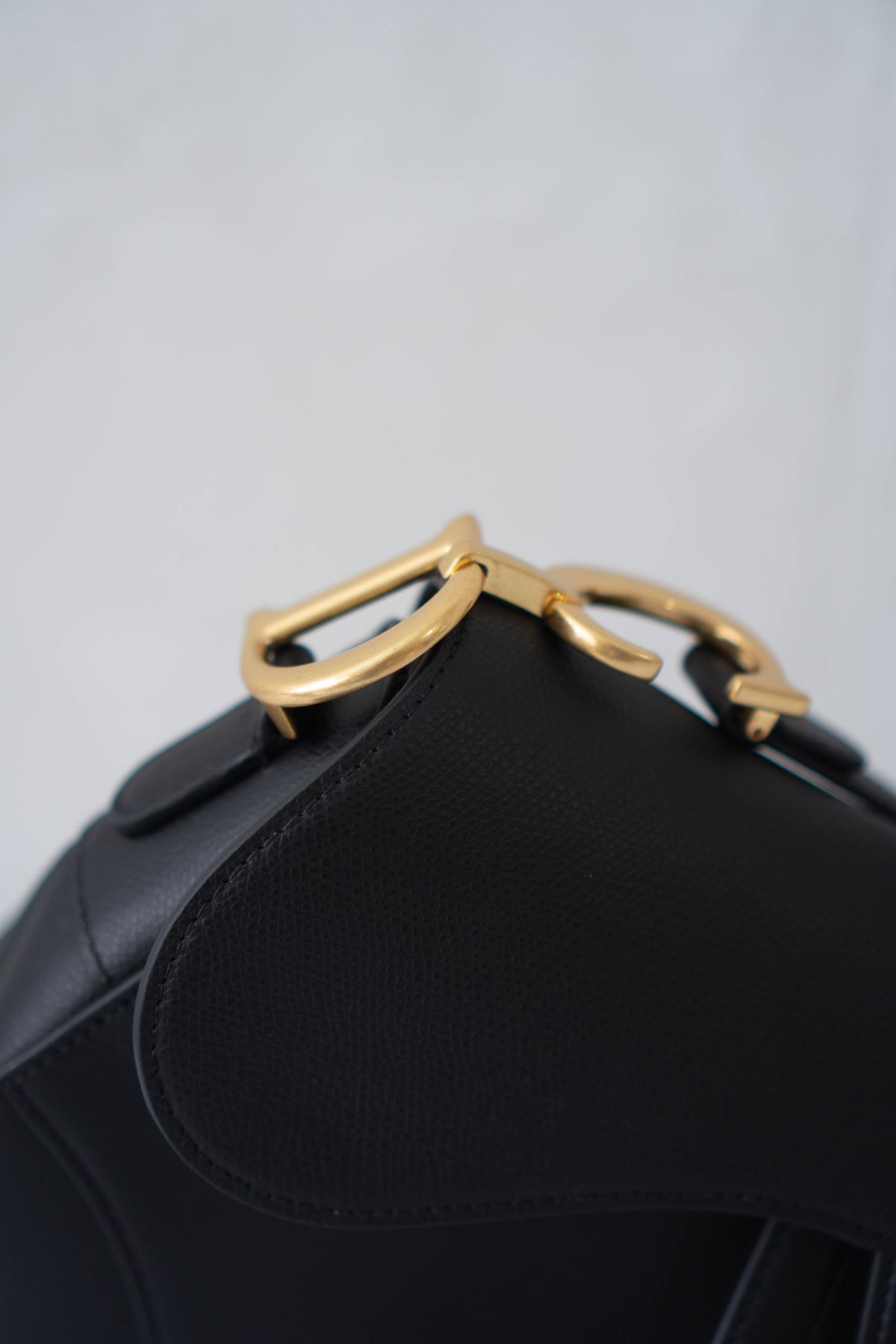 Saddle Medium Bag Single Flap – Black Grained Calfskin in Gold Hardware
