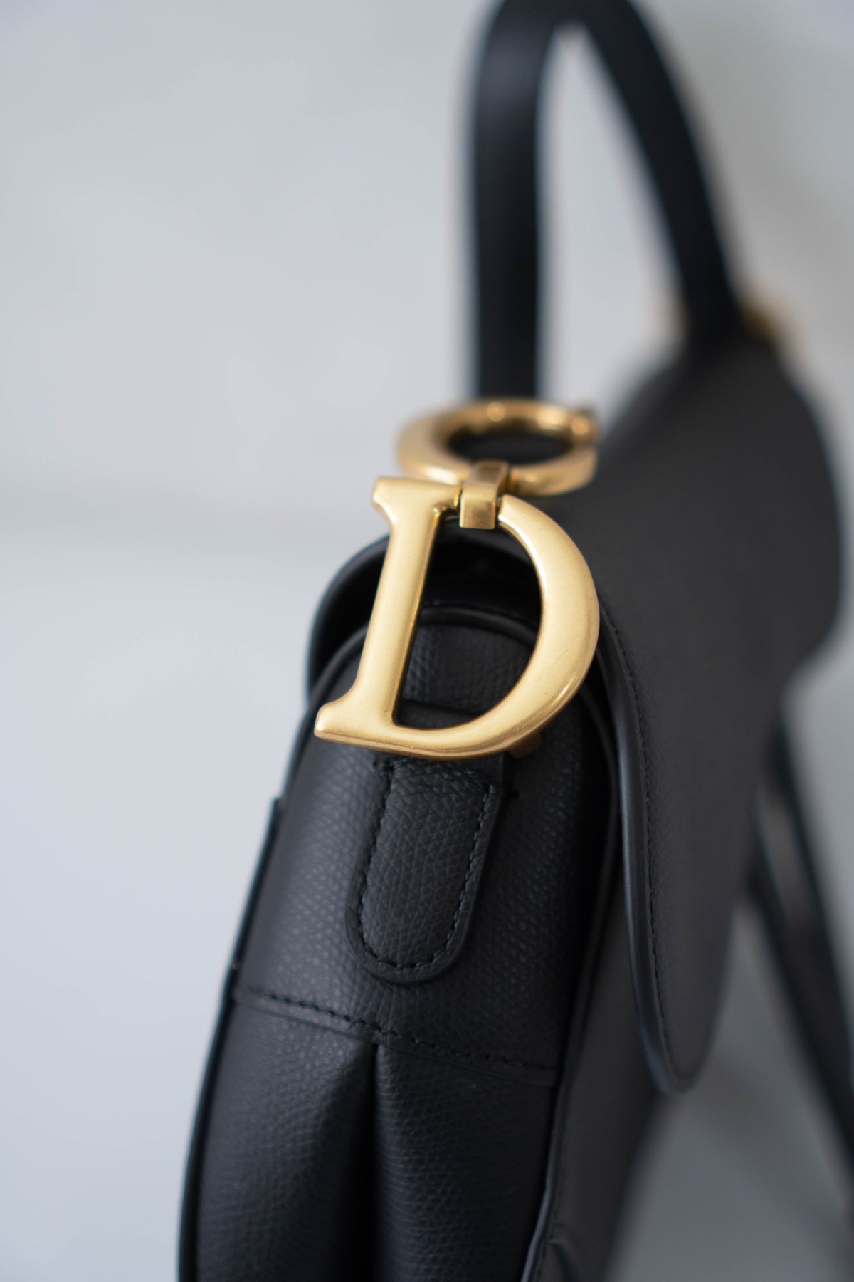 Saddle Medium Bag Single Flap – Black Grained Calfskin in Gold Hardware