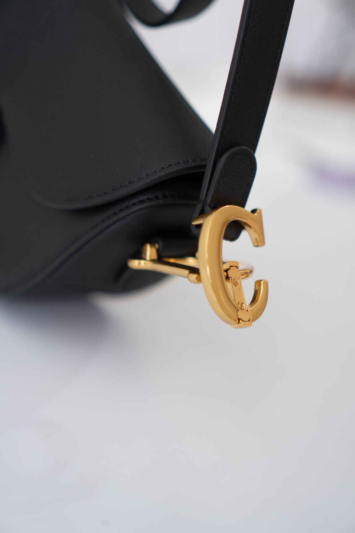 Saddle Medium Bag Single Flap – Black Grained Calfskin in Gold Hardware