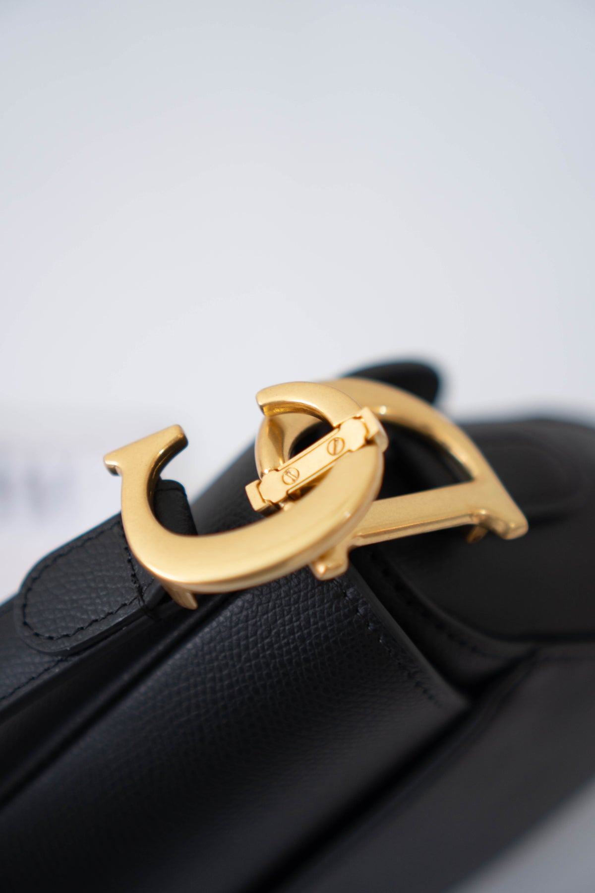 Saddle Medium Bag Single Flap – Black Grained Calfskin in Gold Hardware