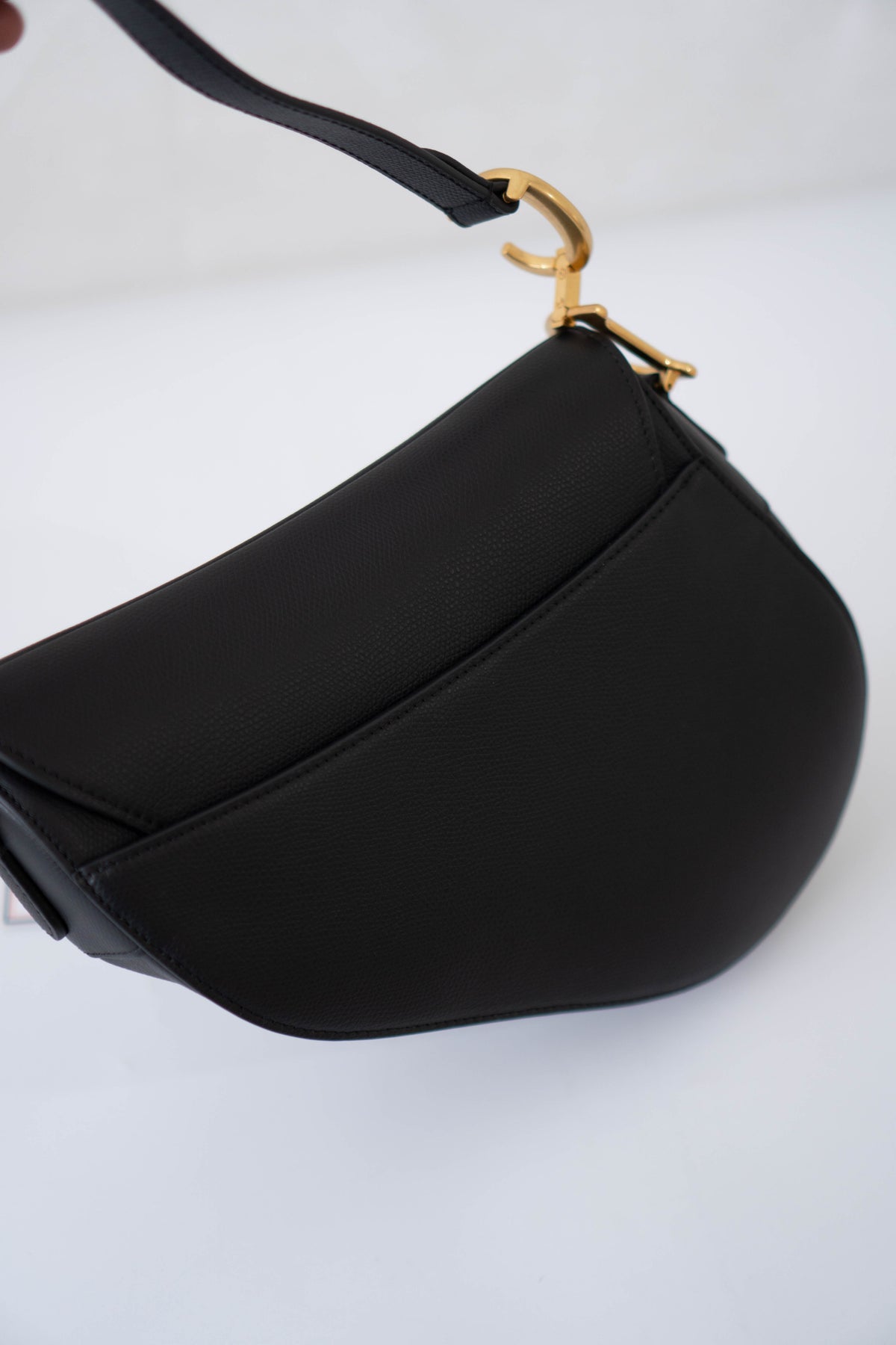 Saddle Medium Bag Single Flap – Black Grained Calfskin in Gold Hardware
