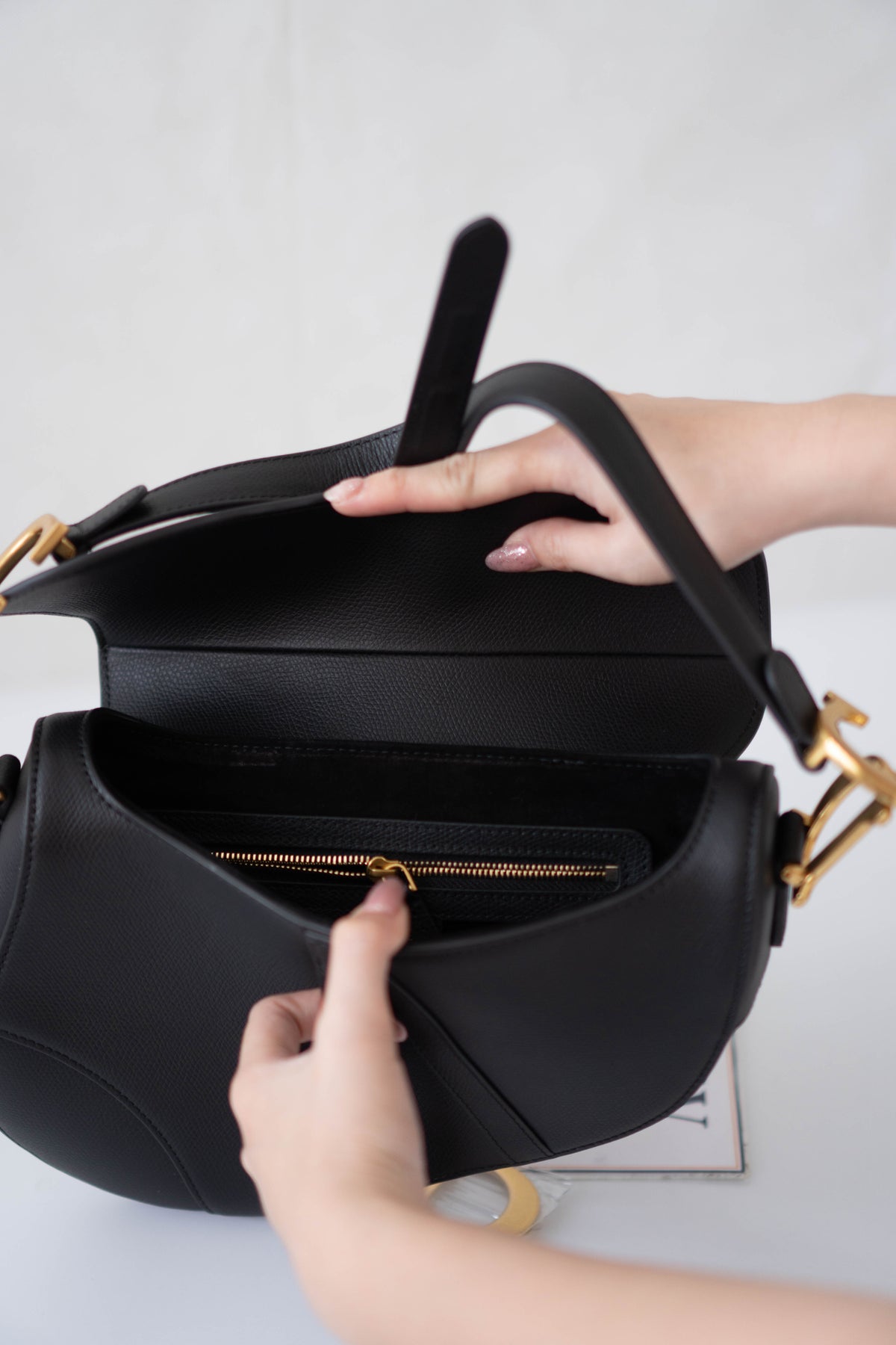 Saddle Medium Bag Single Flap – Black Grained Calfskin in Gold Hardware