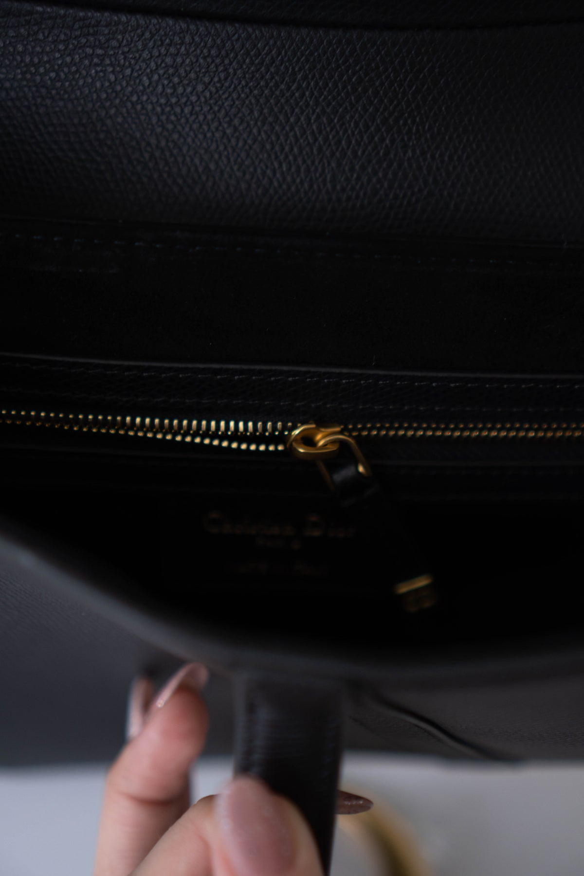 Saddle Medium Bag Single Flap – Black Grained Calfskin in Gold Hardware