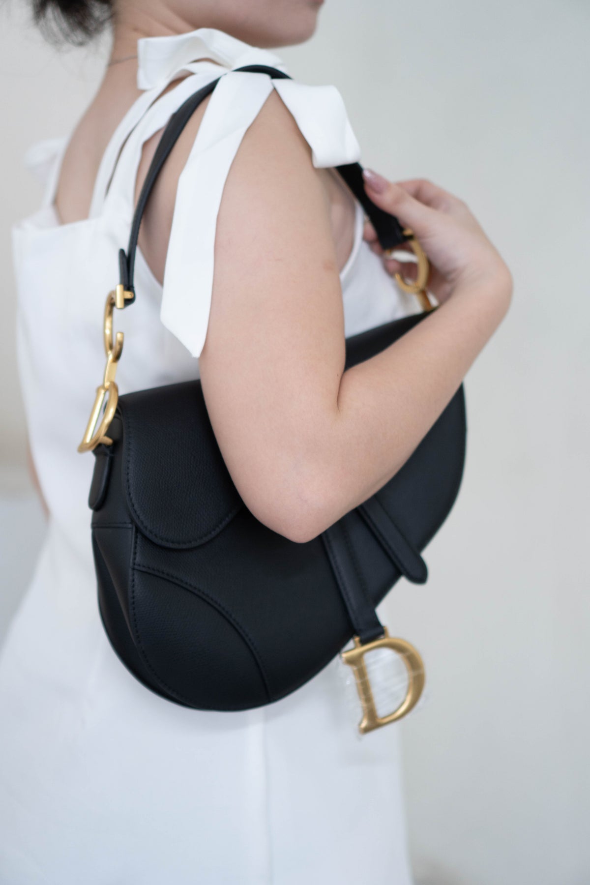 Saddle Medium Bag Single Flap – Black Grained Calfskin in Gold Hardware
