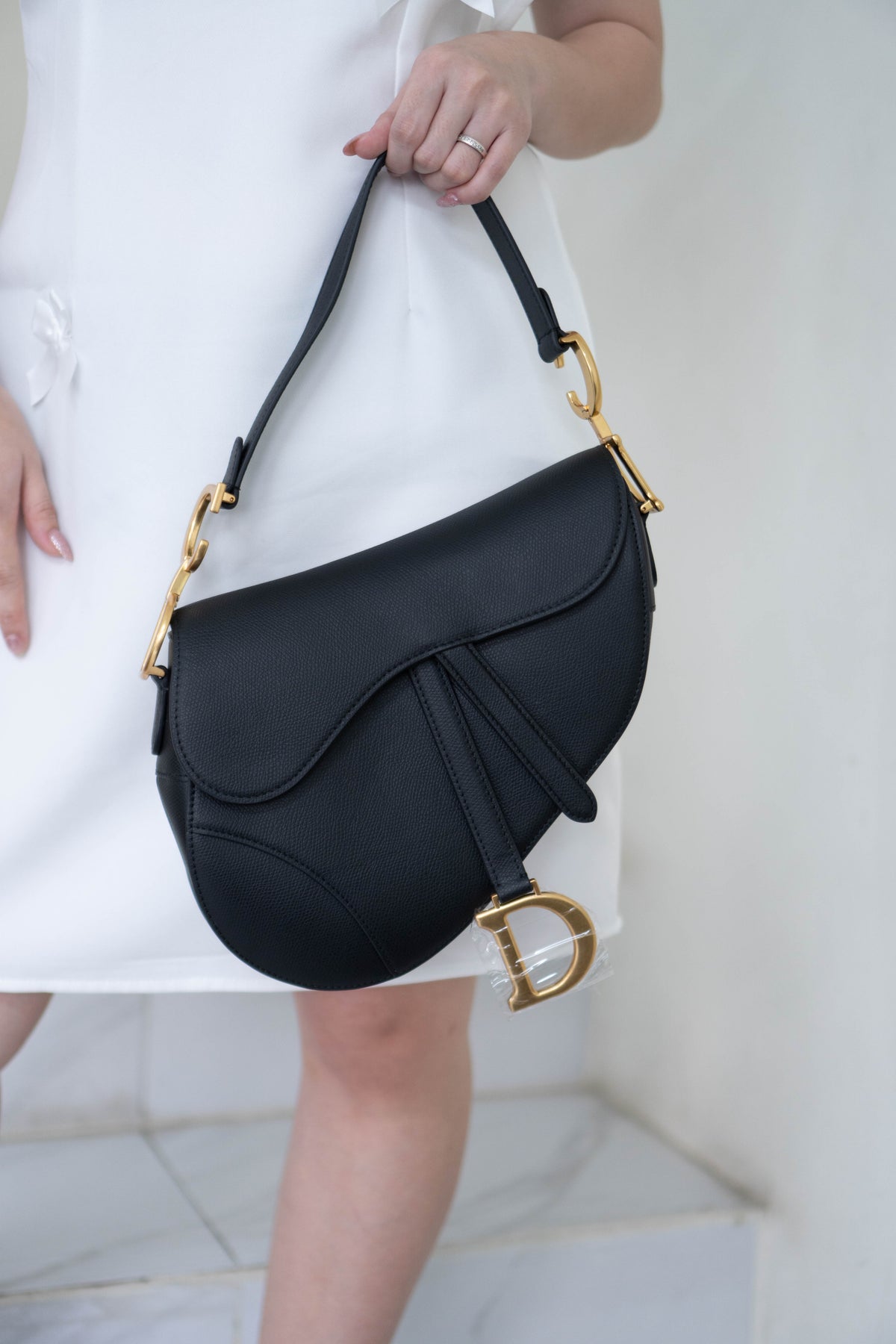 Saddle Medium Bag Single Flap – Black Grained Calfskin in Gold Hardware