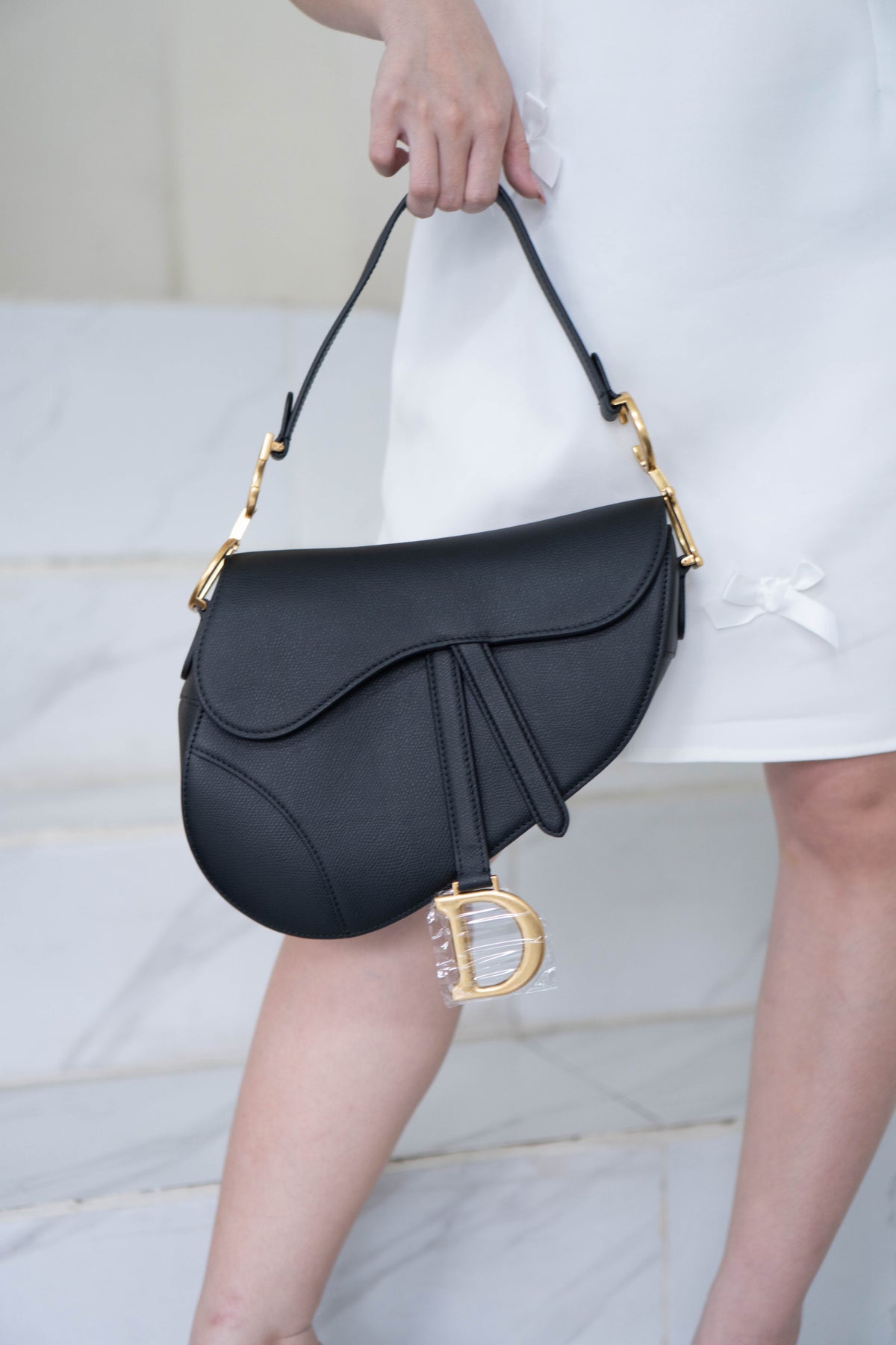 Saddle Medium Bag Single Flap – Black Grained Calfskin in Gold Hardware