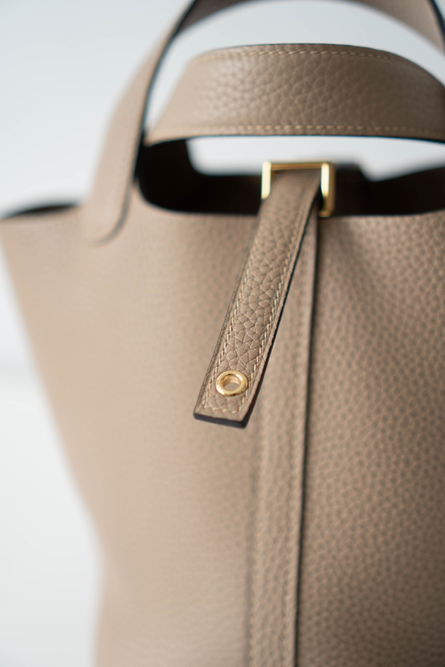Pico 18 clemence in Gris Tourterelle with Gold Hardware