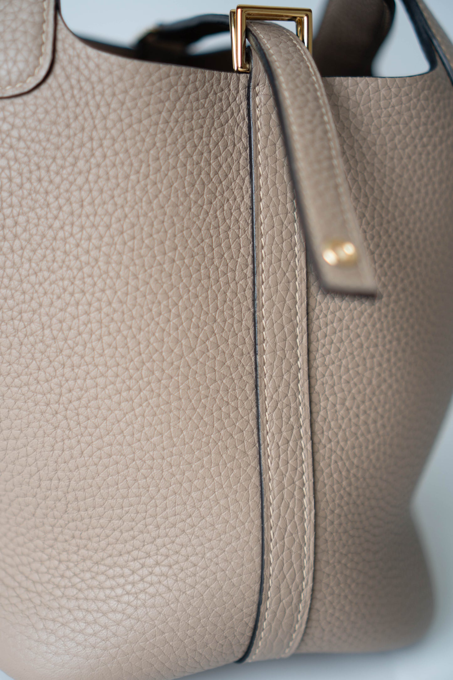 Pico 18 clemence in Gris Tourterelle with Gold Hardware