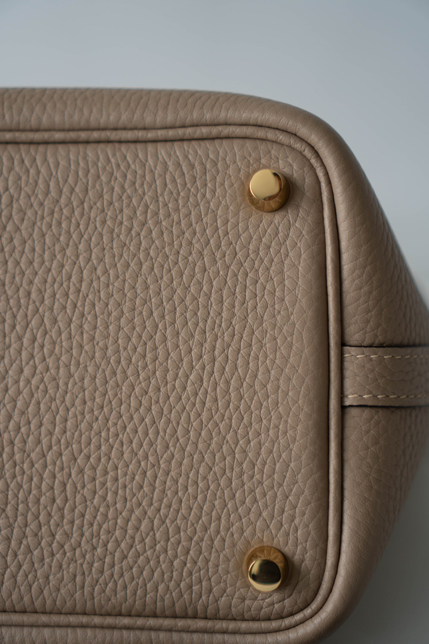 Pico 18 clemence in Gris Tourterelle with Gold Hardware