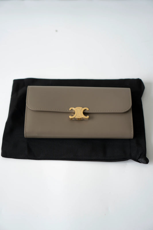 Large Wallet Triomphe in Color Pebble Shiny Calfskin