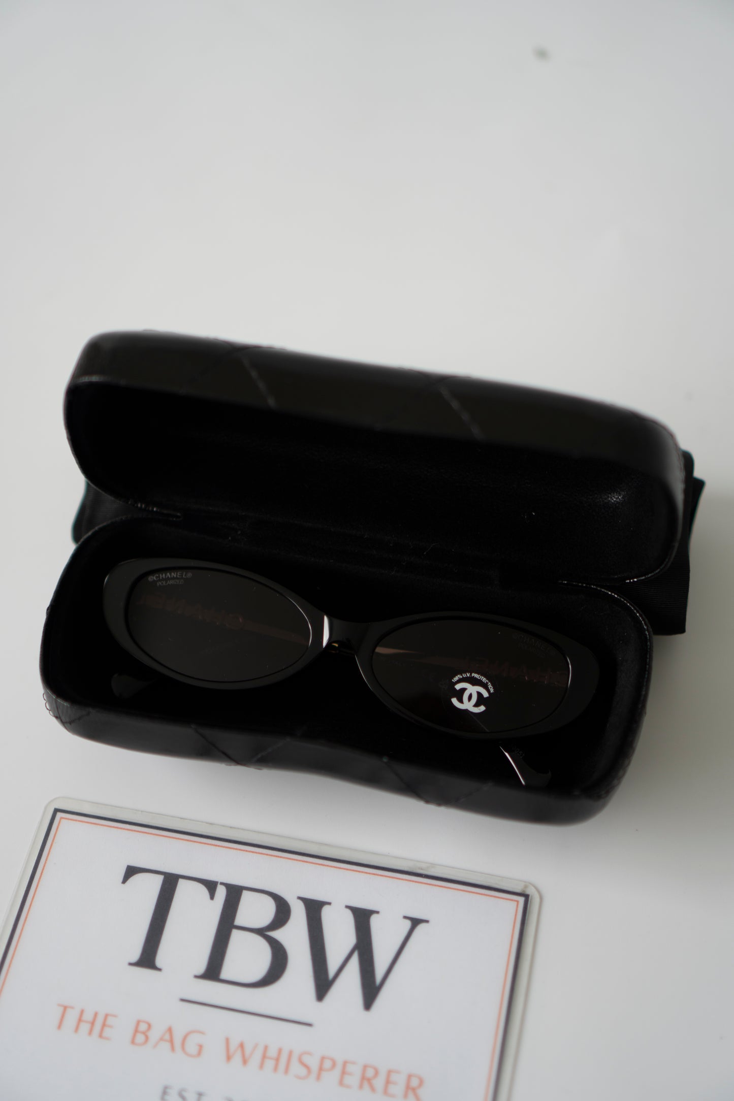 Oval Sunglasses in Shiny Black