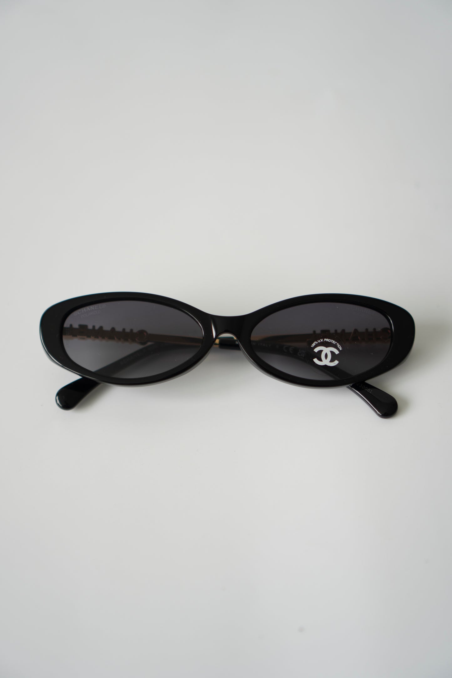 Oval Sunglasses in Shiny Black