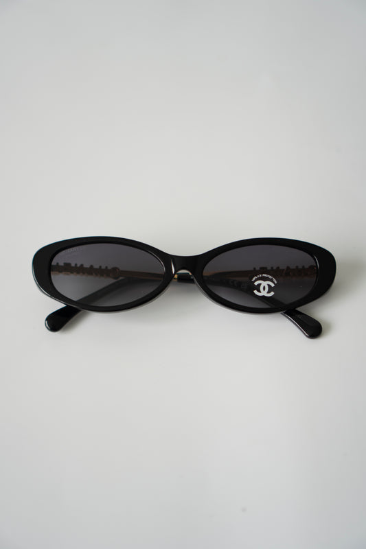 Oval Sunglasses in Shiny Black