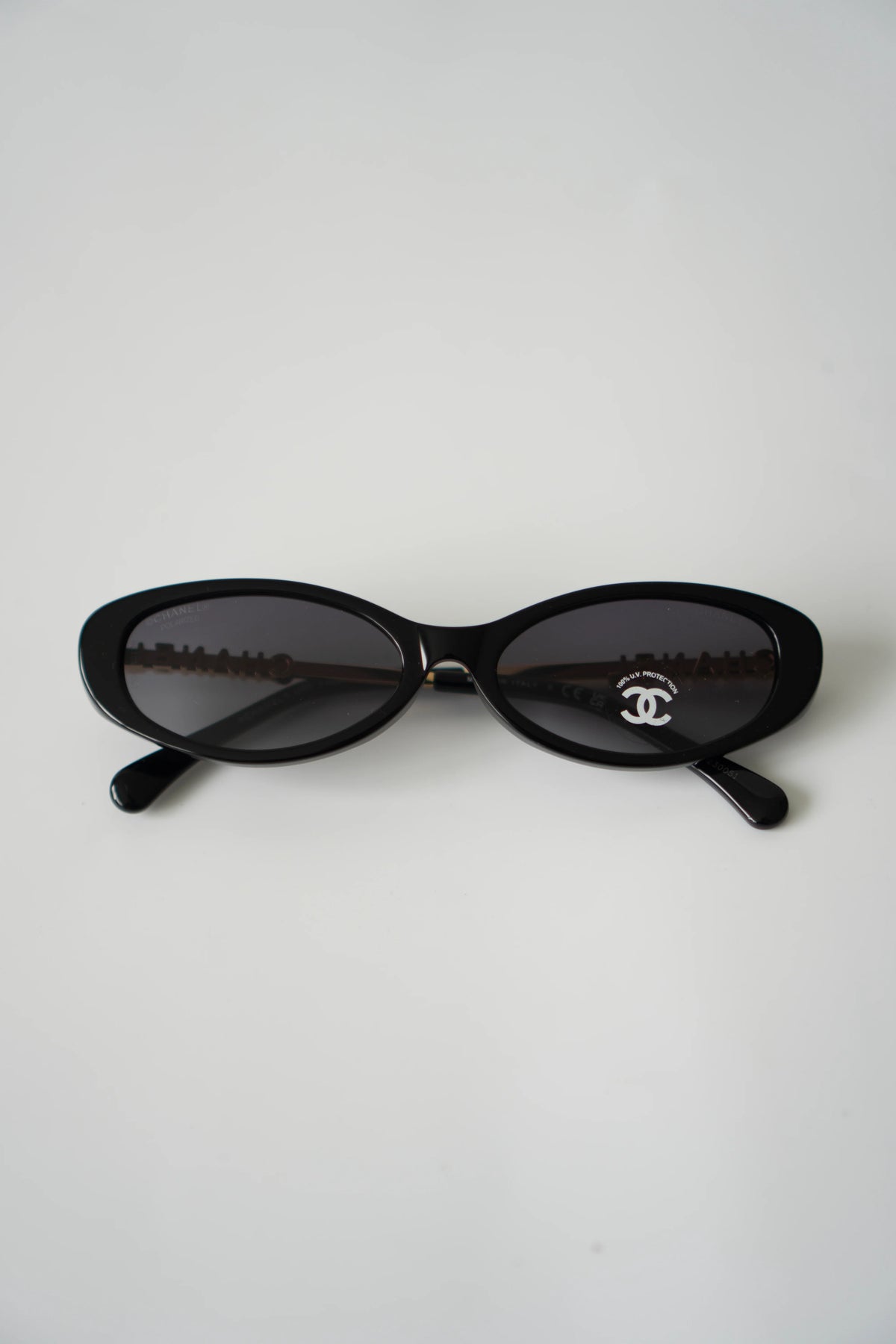 Oval Sunglasses in Shiny Black