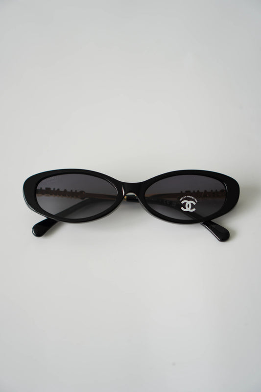 Oval Sunglasses in Shiny Black