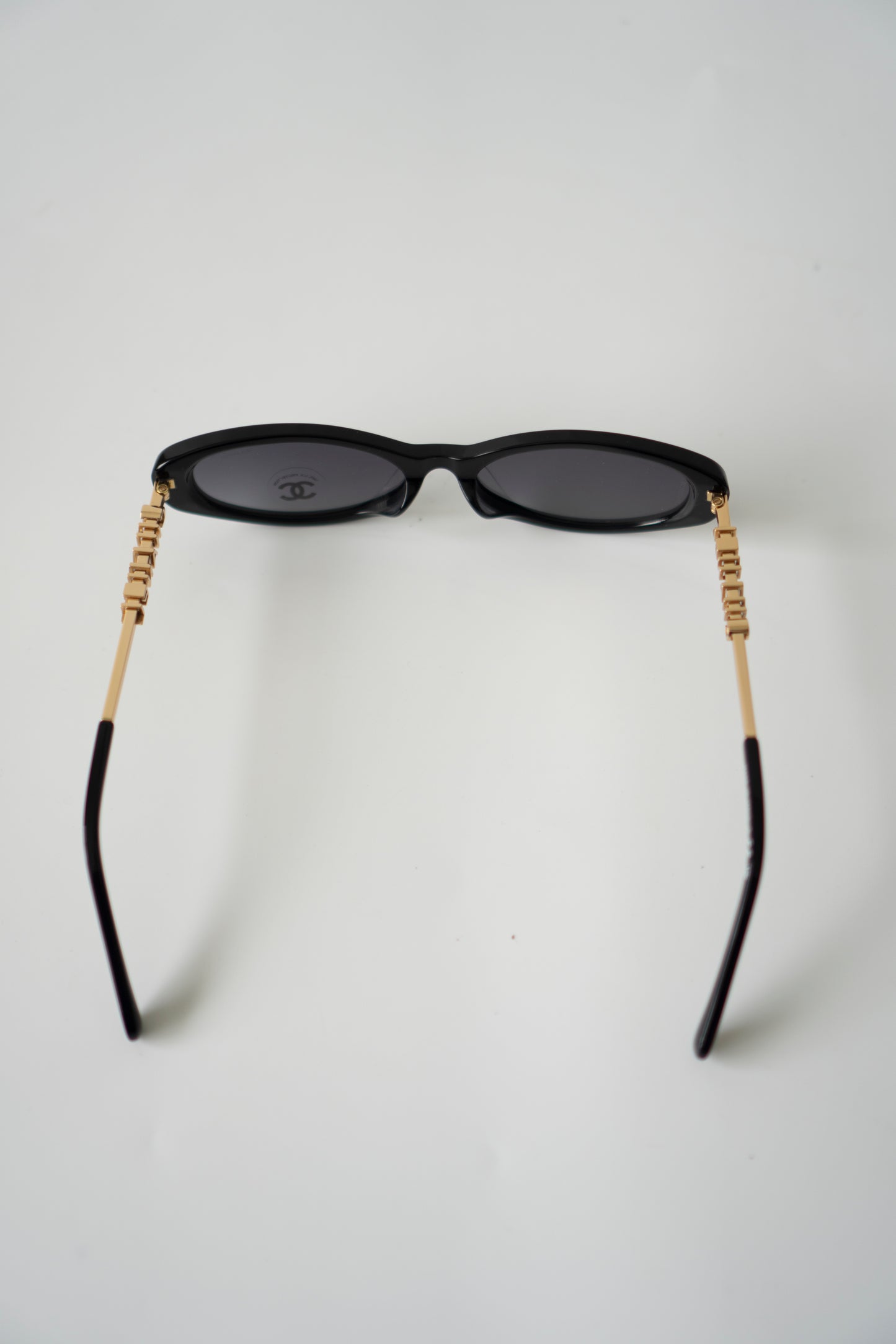 Oval Sunglasses in Shiny Black