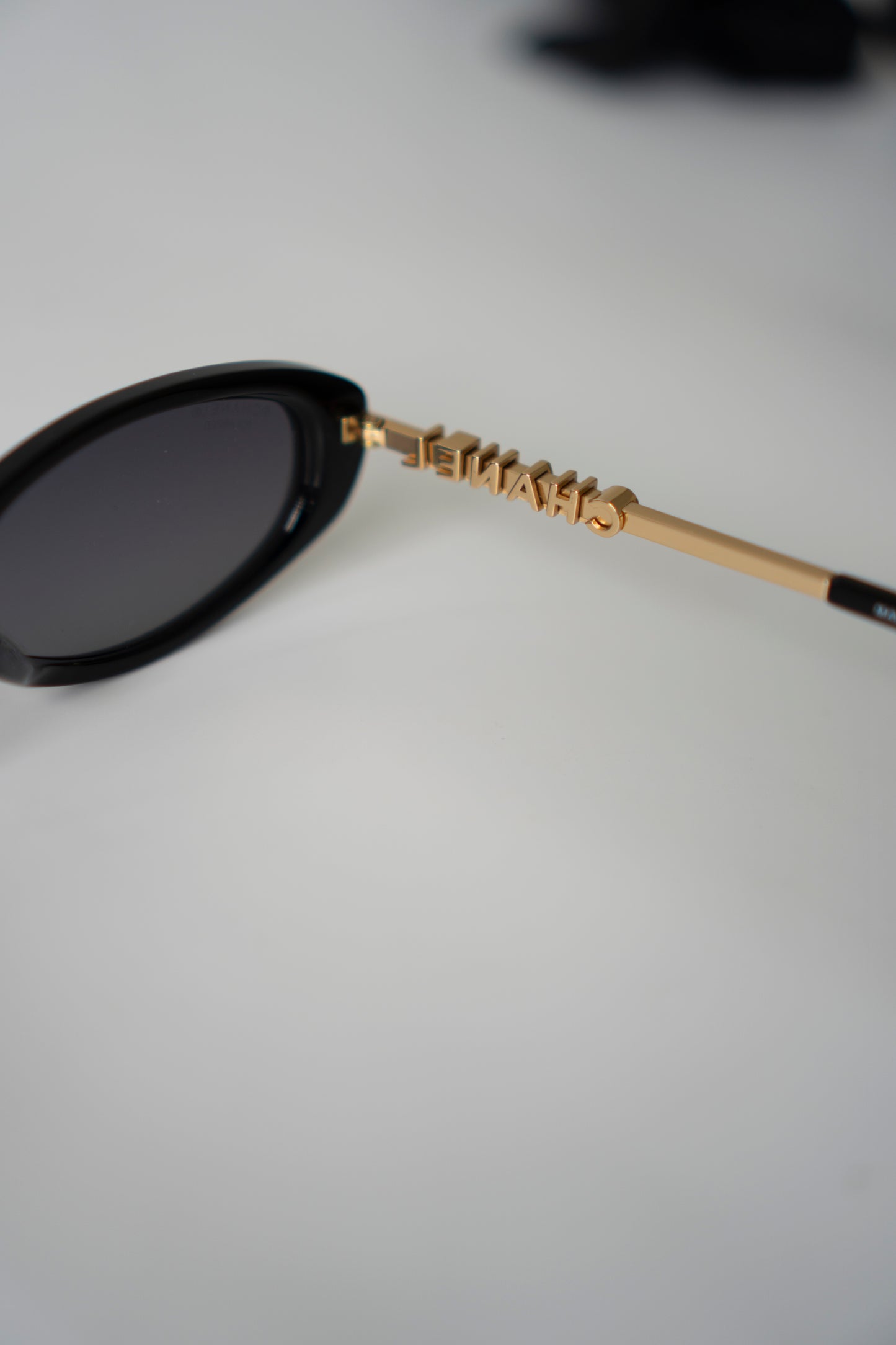 Oval Sunglasses in Shiny Black