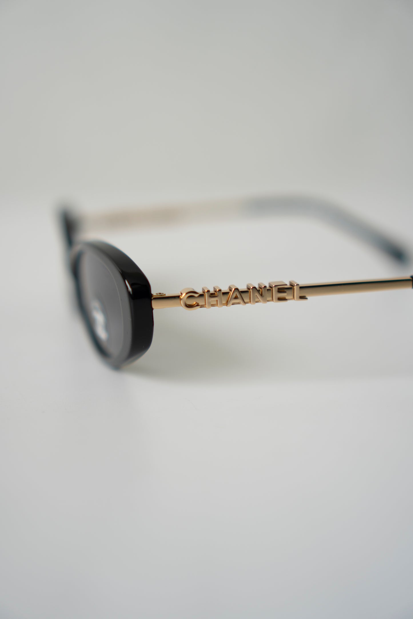Oval Sunglasses in Shiny Black