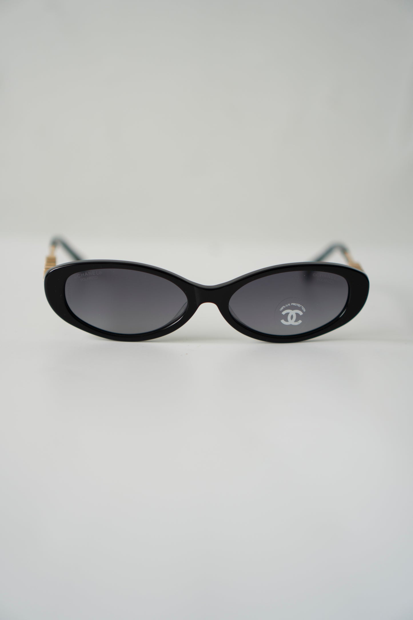 Oval Sunglasses in Shiny Black