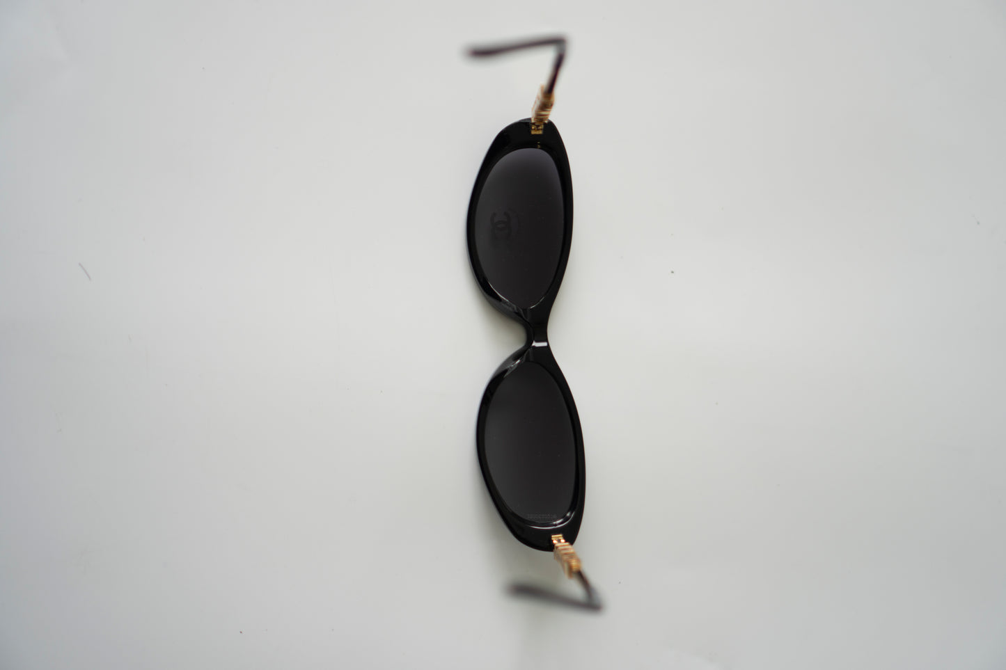 Oval Sunglasses in Shiny Black