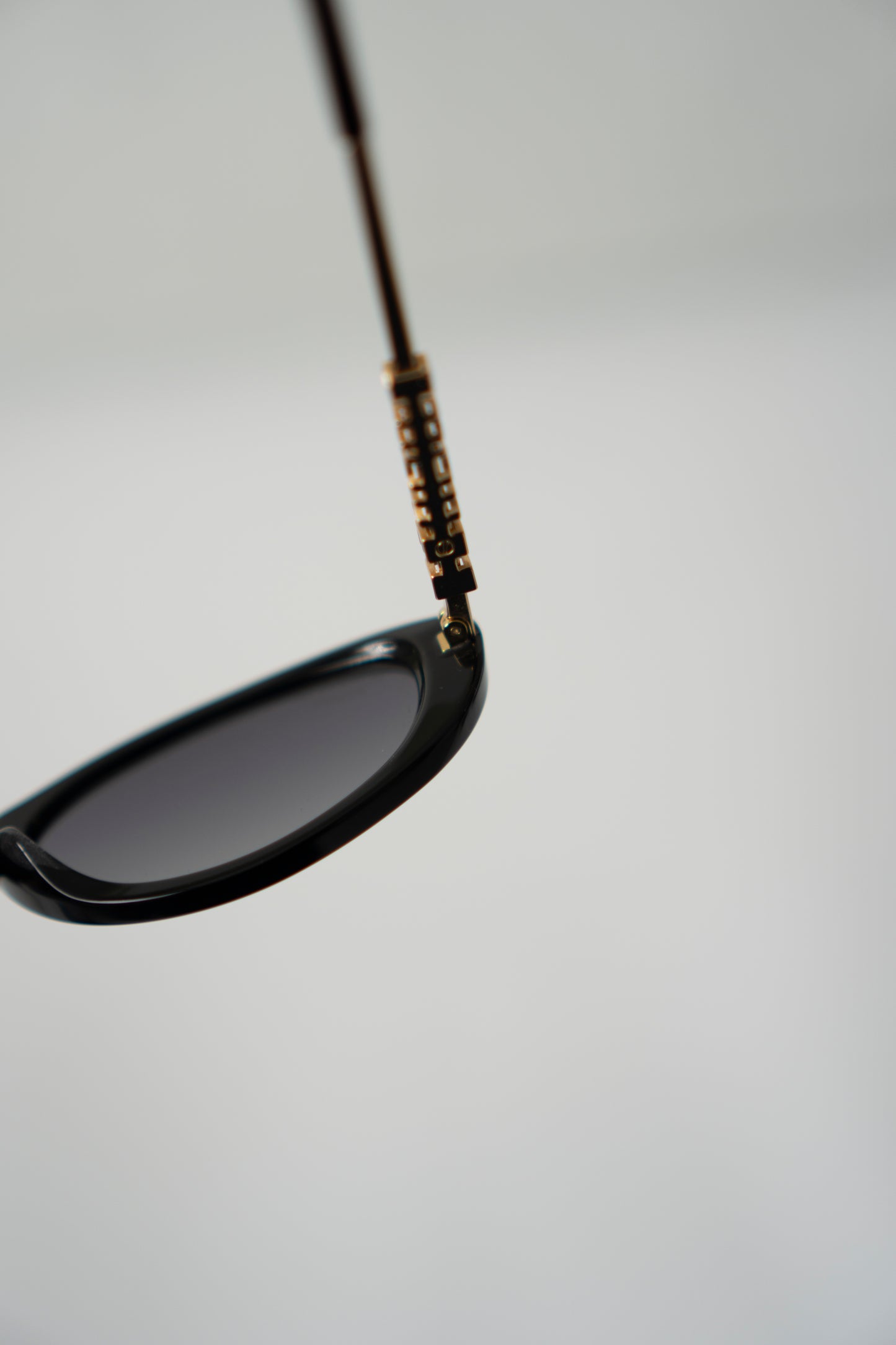 Oval Sunglasses in Shiny Black