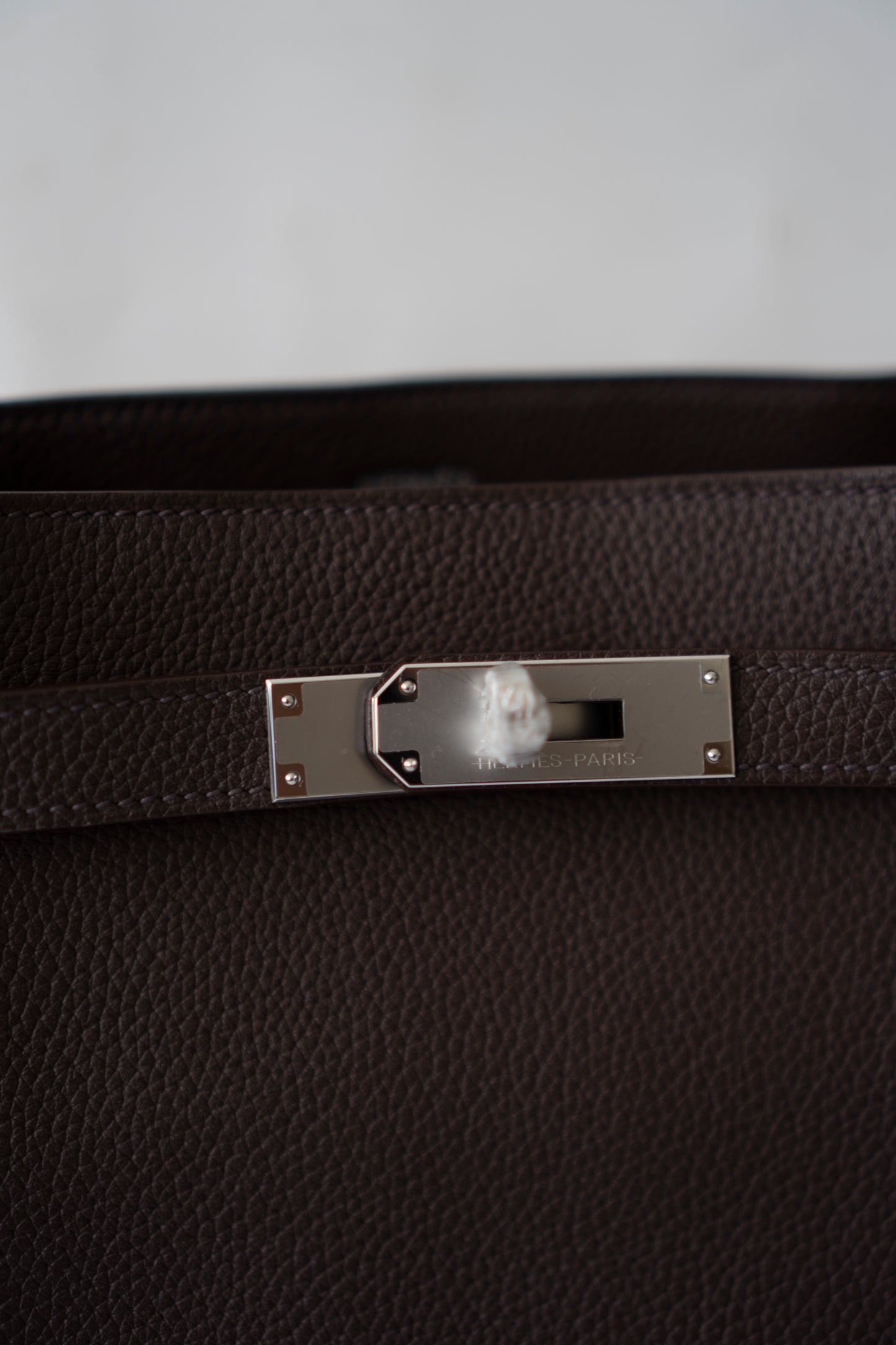 So Kelly 22 in Ebene Clemence Leather with Palladium Hardware