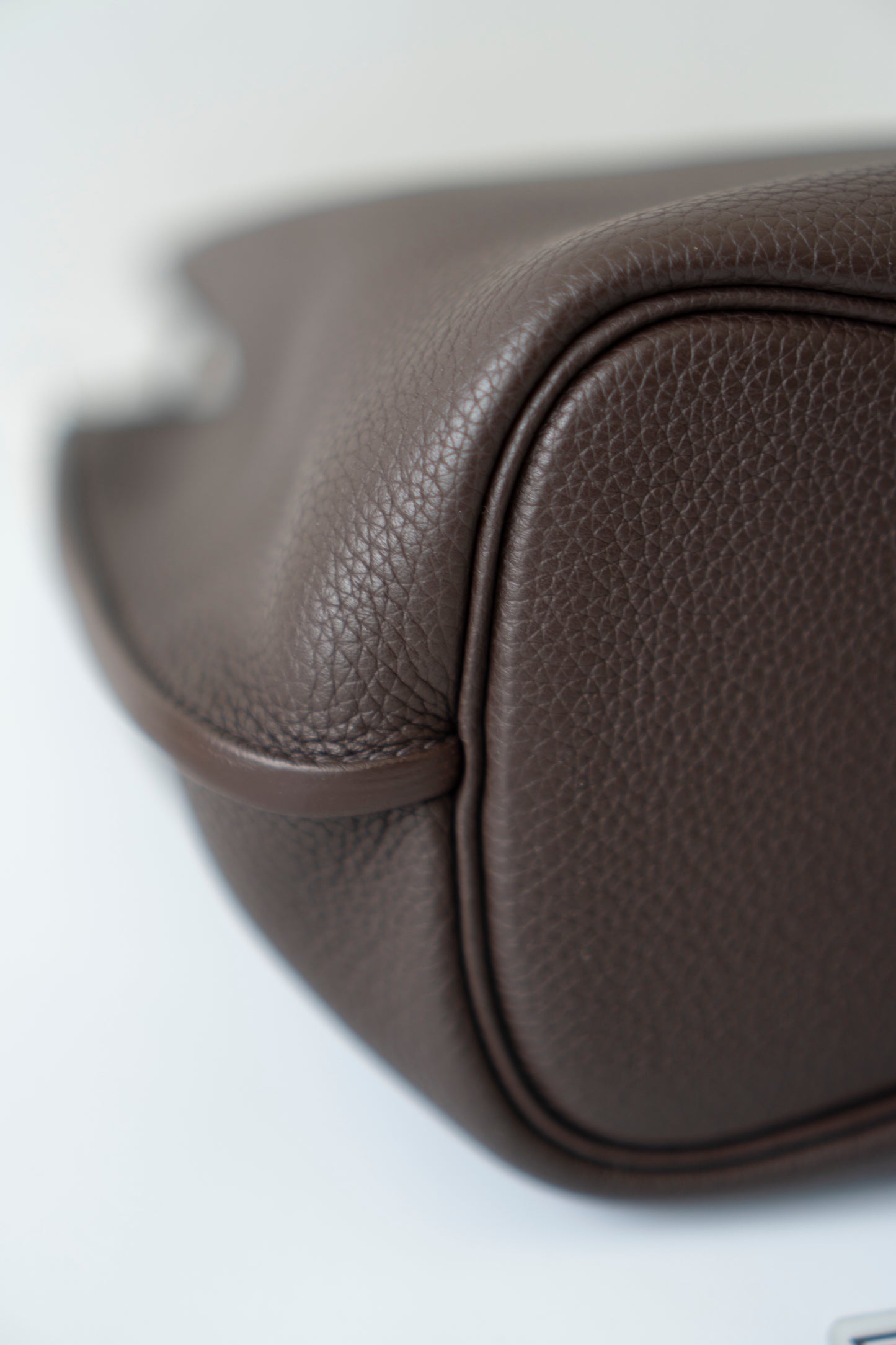 So Kelly 22 in Ebene Clemence Leather with Palladium Hardware