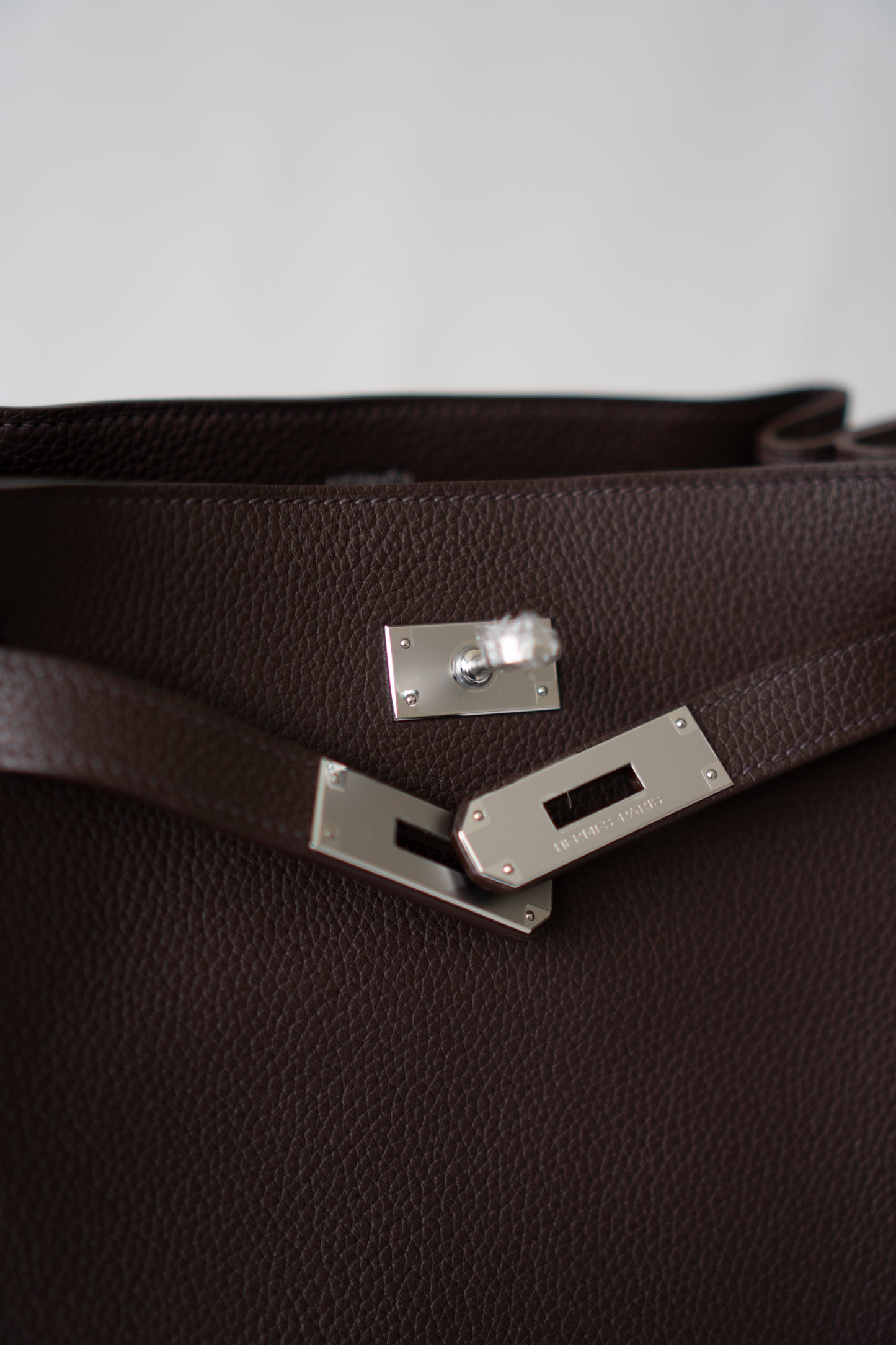 So Kelly 22 in Ebene Clemence Leather with Palladium Hardware